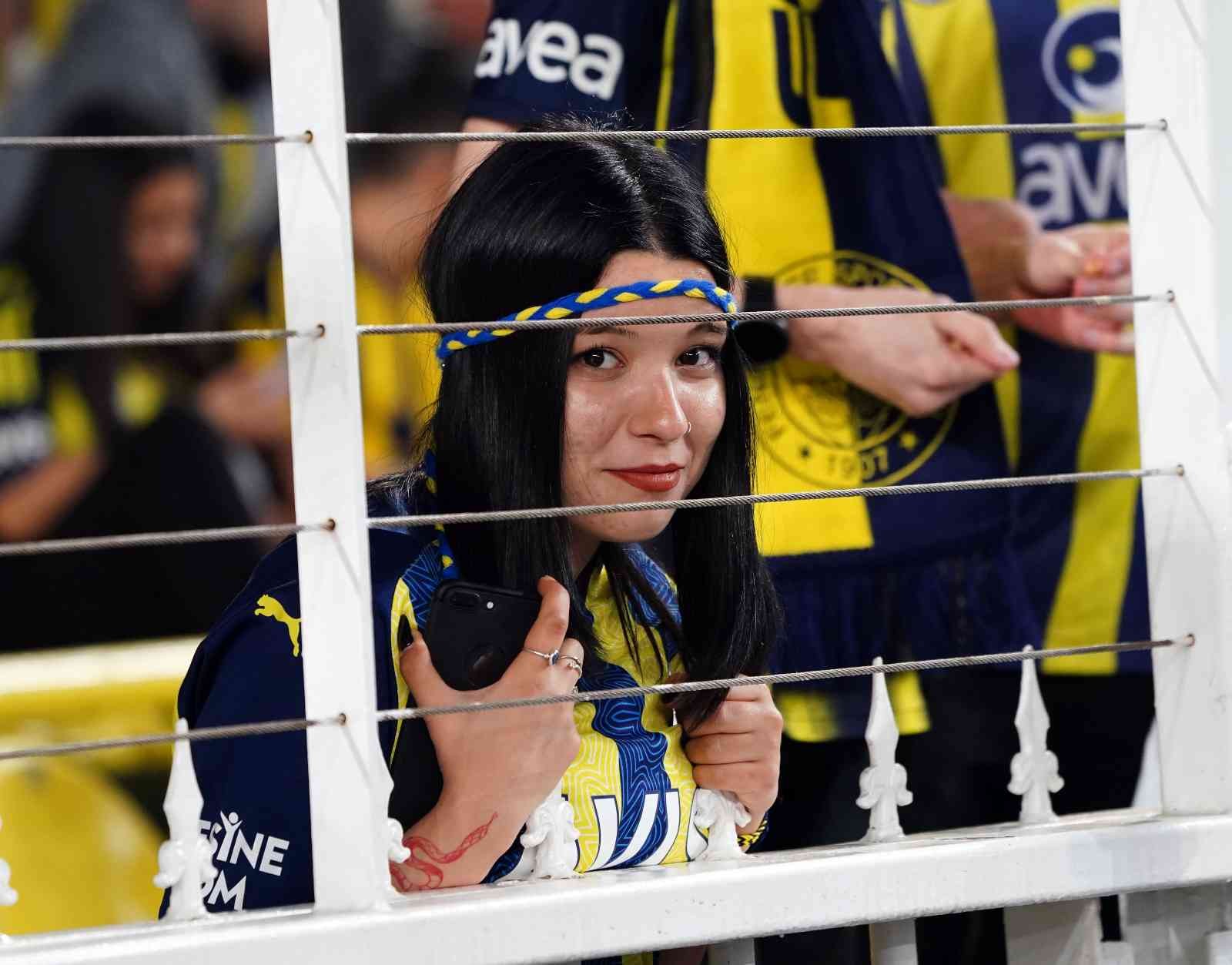Spor Toto Süper Lig: Fenerbahçe: 1 - Galatasaray: 0 (Maç devam ediyor) Spor Toto Süper Lig’in 32. haftasında Fenerbahçe, sahasında Galatasaray ile karşı karşıya geliyor. Müsabakanın ilk 27 dakikası sarı-lacivertli ...