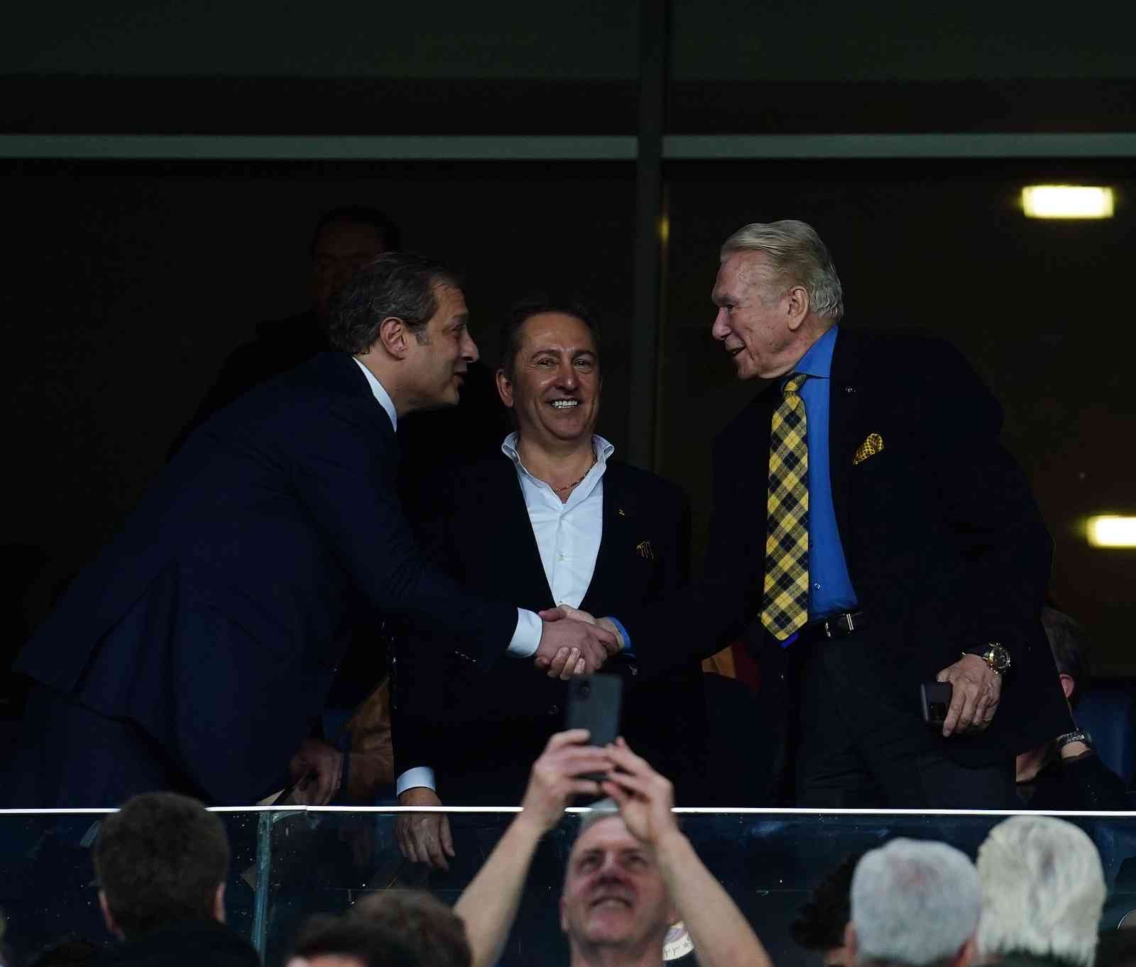 Spor Toto Süper Lig: Fenerbahçe: 1 - Galatasaray: 0 (Maç devam ediyor) Spor Toto Süper Lig’in 32. haftasında Fenerbahçe, sahasında Galatasaray ile karşı karşıya geliyor. Müsabakanın ilk 27 dakikası sarı-lacivertli ...