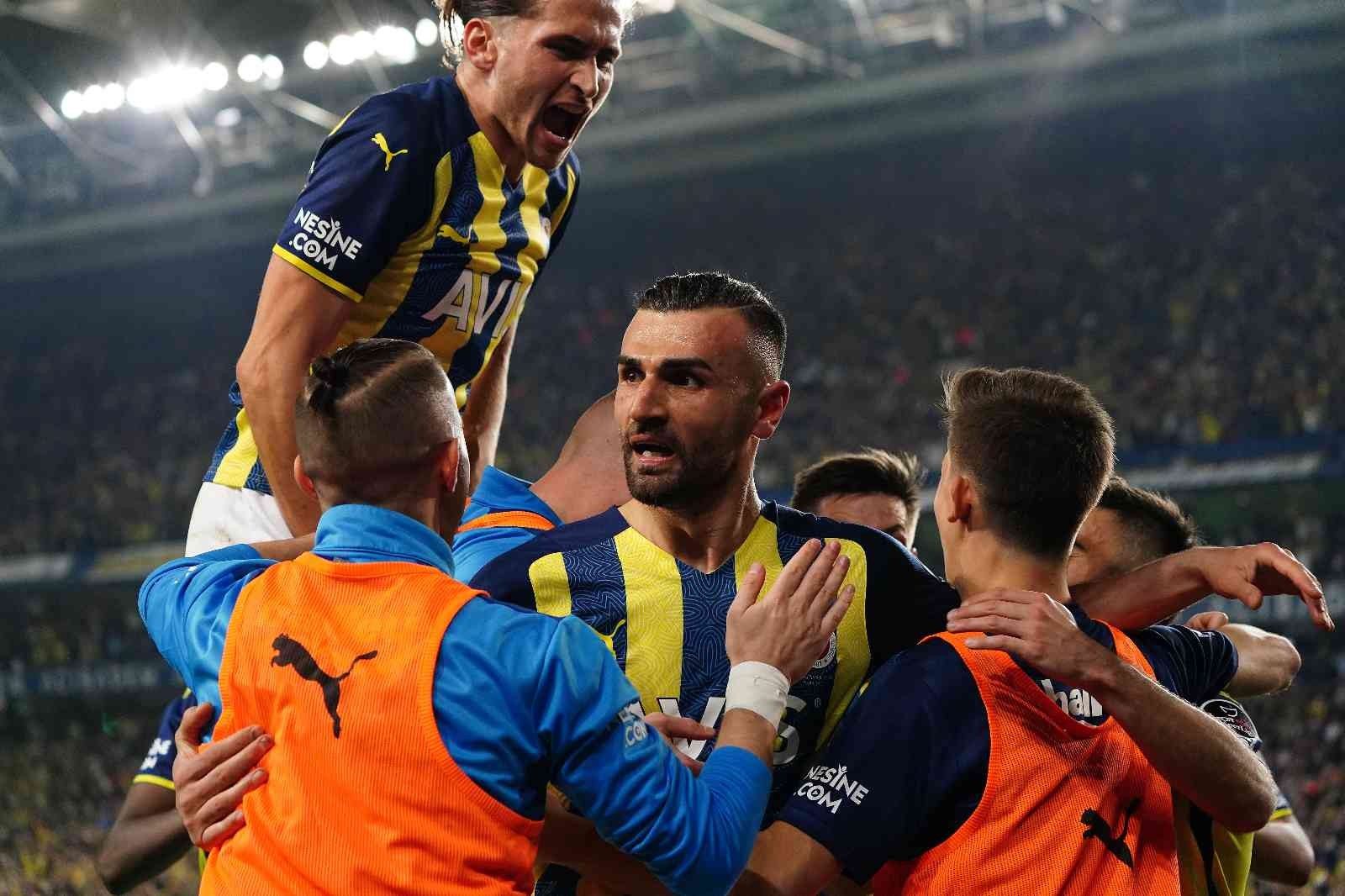 Spor Toto Süper Lig’in 32. haftasında Fenerbahçe, sahasında ezeli rakibi Galatasaray’ı konuk etti. Sarı-lacivertliler sahadan 2-0’lık galibiyetle ...