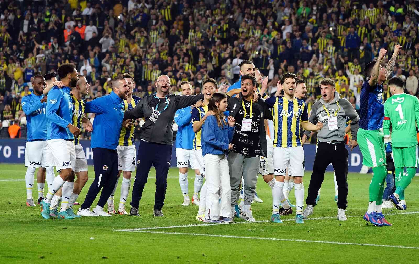 Spor Toto Süper Lig’in 32. haftasında Fenerbahçe, sahasında ezeli rakibi Galatasaray’ı konuk etti. Sarı-lacivertliler sahadan 2-0’lık galibiyetle ...