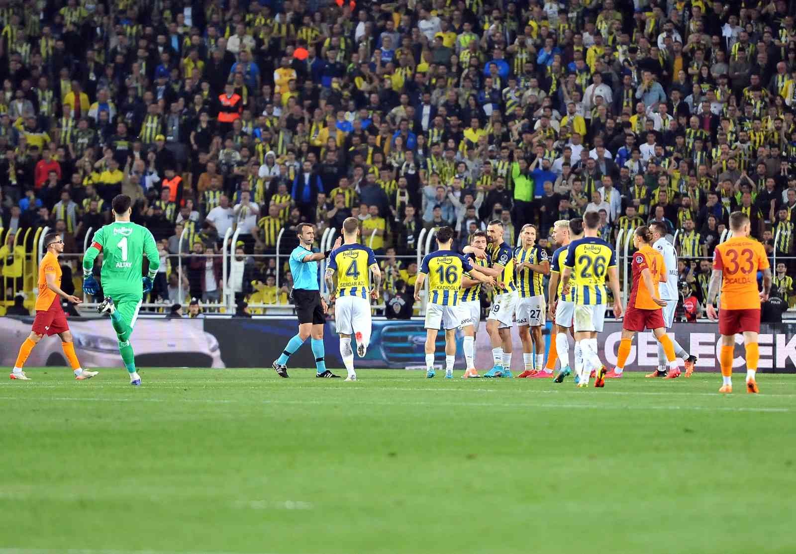 Spor Toto Süper Lig’in 32. haftasında Fenerbahçe, sahasında ezeli rakibi Galatasaray’ı konuk etti. Sarı-lacivertliler sahadan 2-0’lık galibiyetle ...