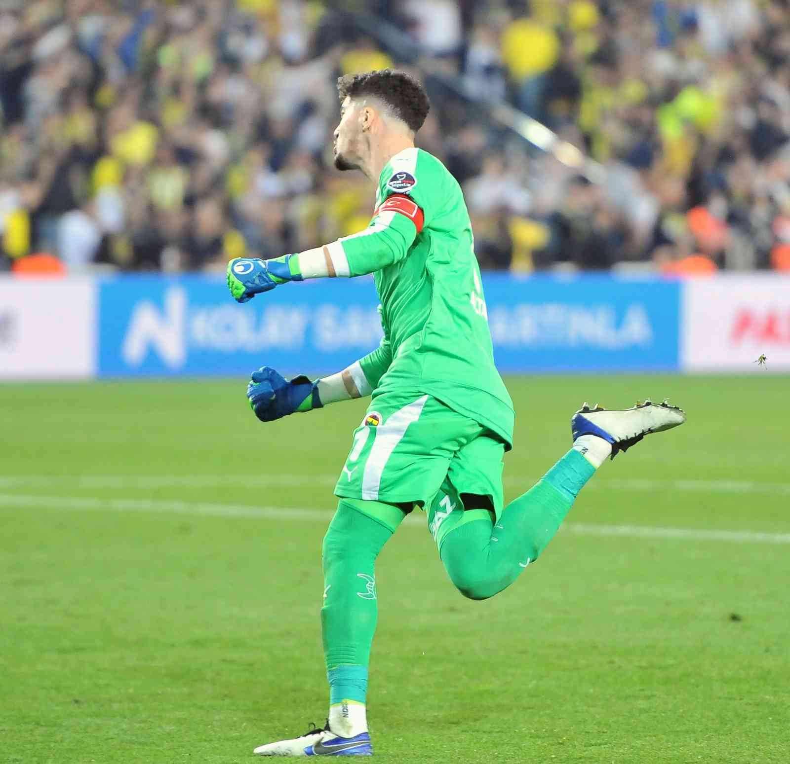 Spor Toto Süper Lig’in 32. haftasında Fenerbahçe, sahasında ezeli rakibi Galatasaray’ı konuk etti. Sarı-lacivertliler sahadan 2-0’lık galibiyetle ...