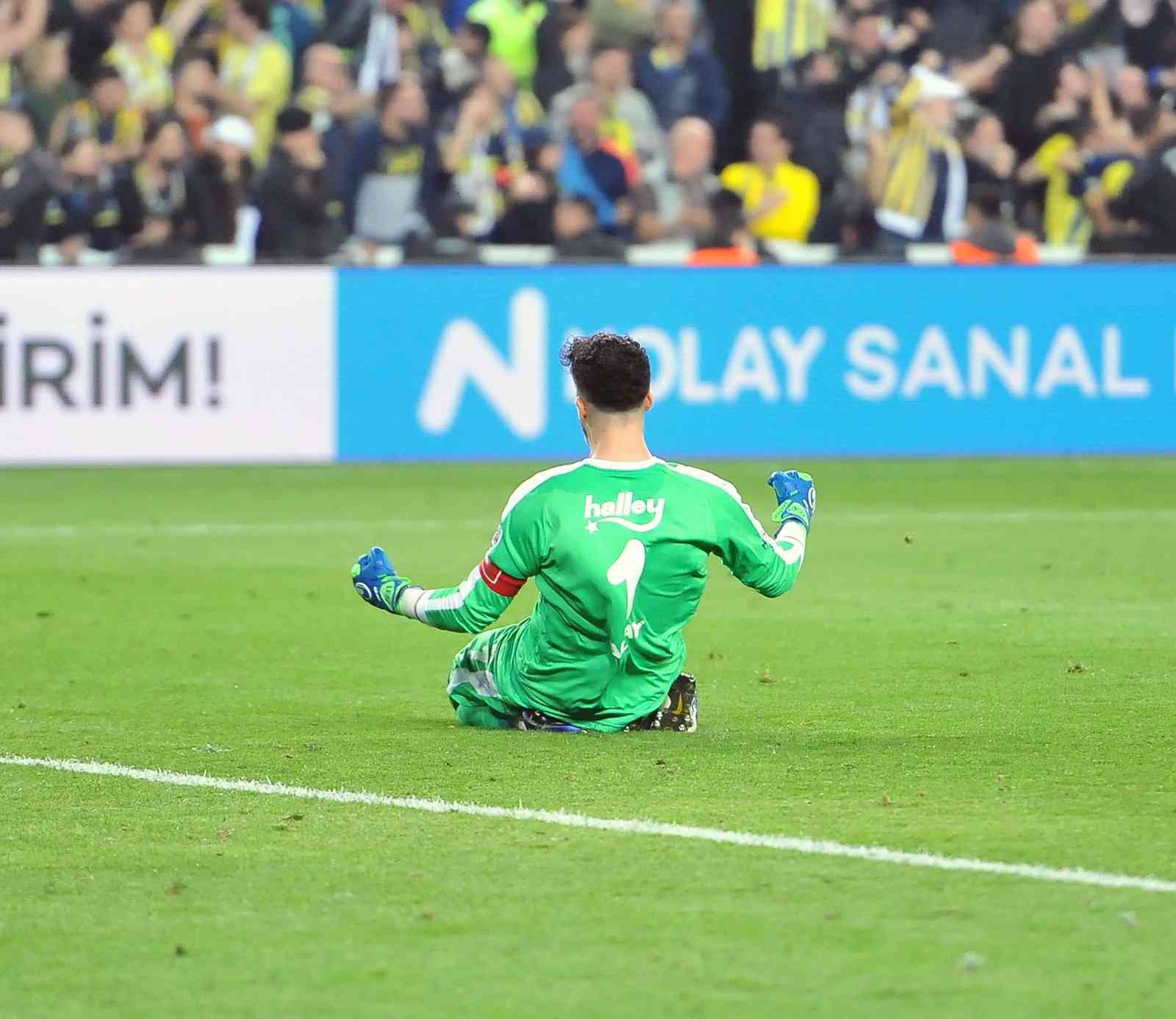 Spor Toto Süper Lig’in 32. haftasında Fenerbahçe, sahasında ezeli rakibi Galatasaray’ı konuk etti. Sarı-lacivertliler sahadan 2-0’lık galibiyetle ...