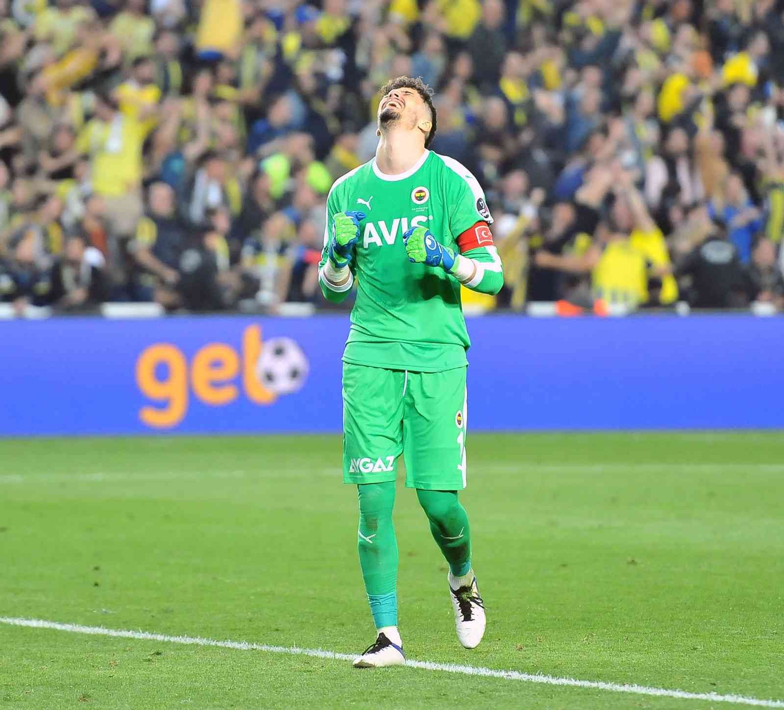 Spor Toto Süper Lig’in 32. haftasında Fenerbahçe, sahasında ezeli rakibi Galatasaray’ı konuk etti. Sarı-lacivertliler sahadan 2-0’lık galibiyetle ...