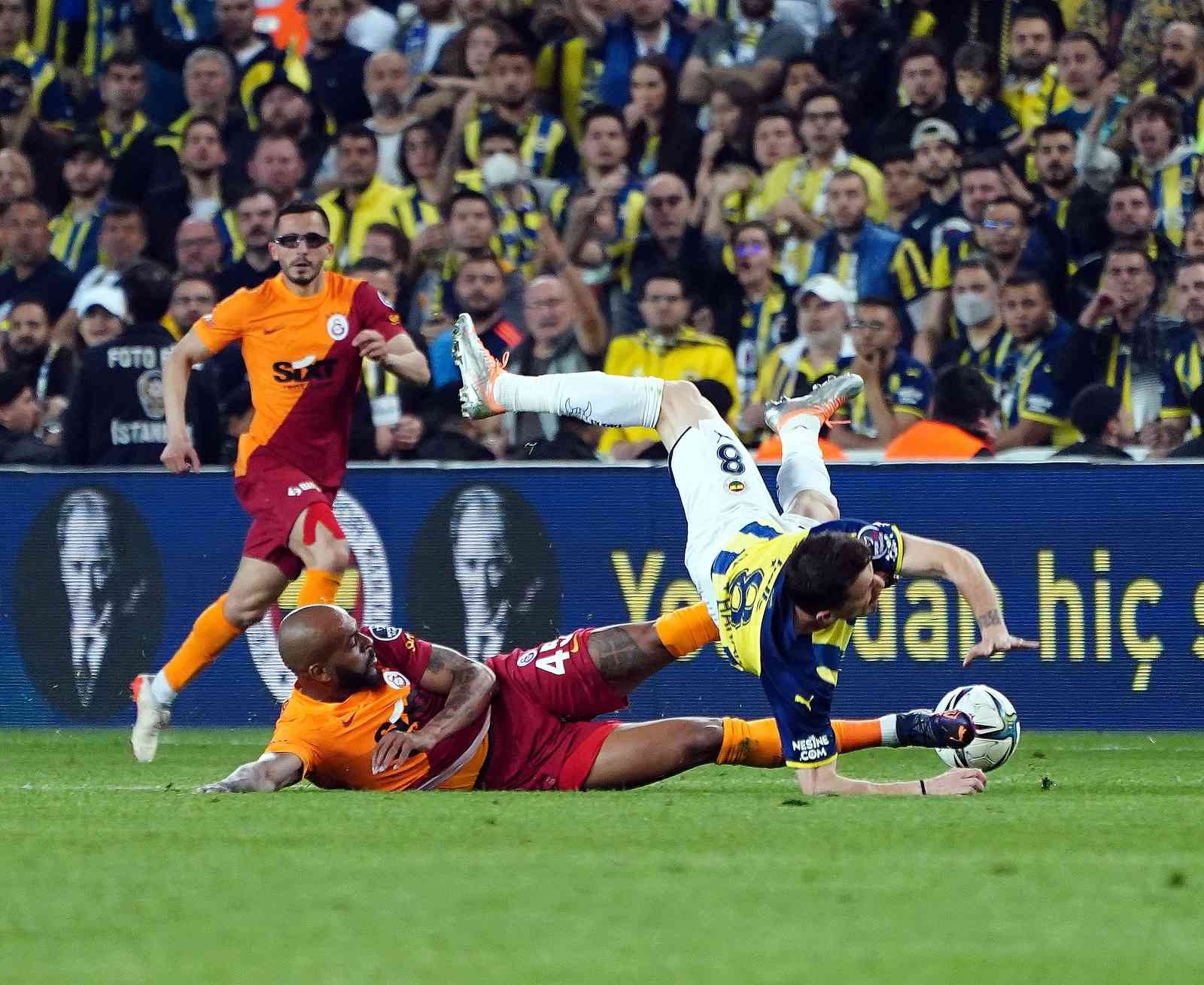 Spor Toto Süper Lig’in 32. haftasında Fenerbahçe, sahasında ezeli rakibi Galatasaray’ı konuk etti. Sarı-lacivertliler sahadan 2-0’lık galibiyetle ...