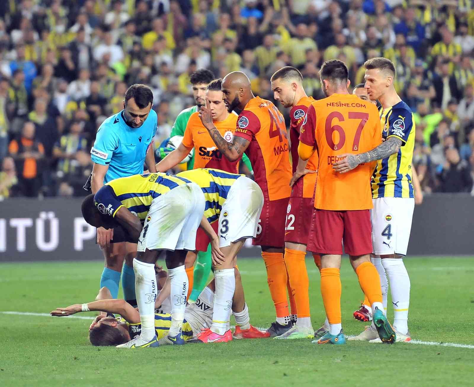 Spor Toto Süper Lig’in 32. haftasında Fenerbahçe, sahasında ezeli rakibi Galatasaray’ı konuk etti. Sarı-lacivertliler sahadan 2-0’lık galibiyetle ...