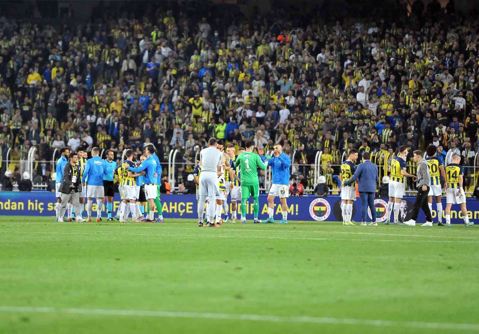 Spor Toto Süper Lig’in 32. haftasında Fenerbahçe, sahasında ezeli rakibi Galatasaray’ı konuk etti. Sarı-lacivertliler sahadan 2-0’lık galibiyetle ...