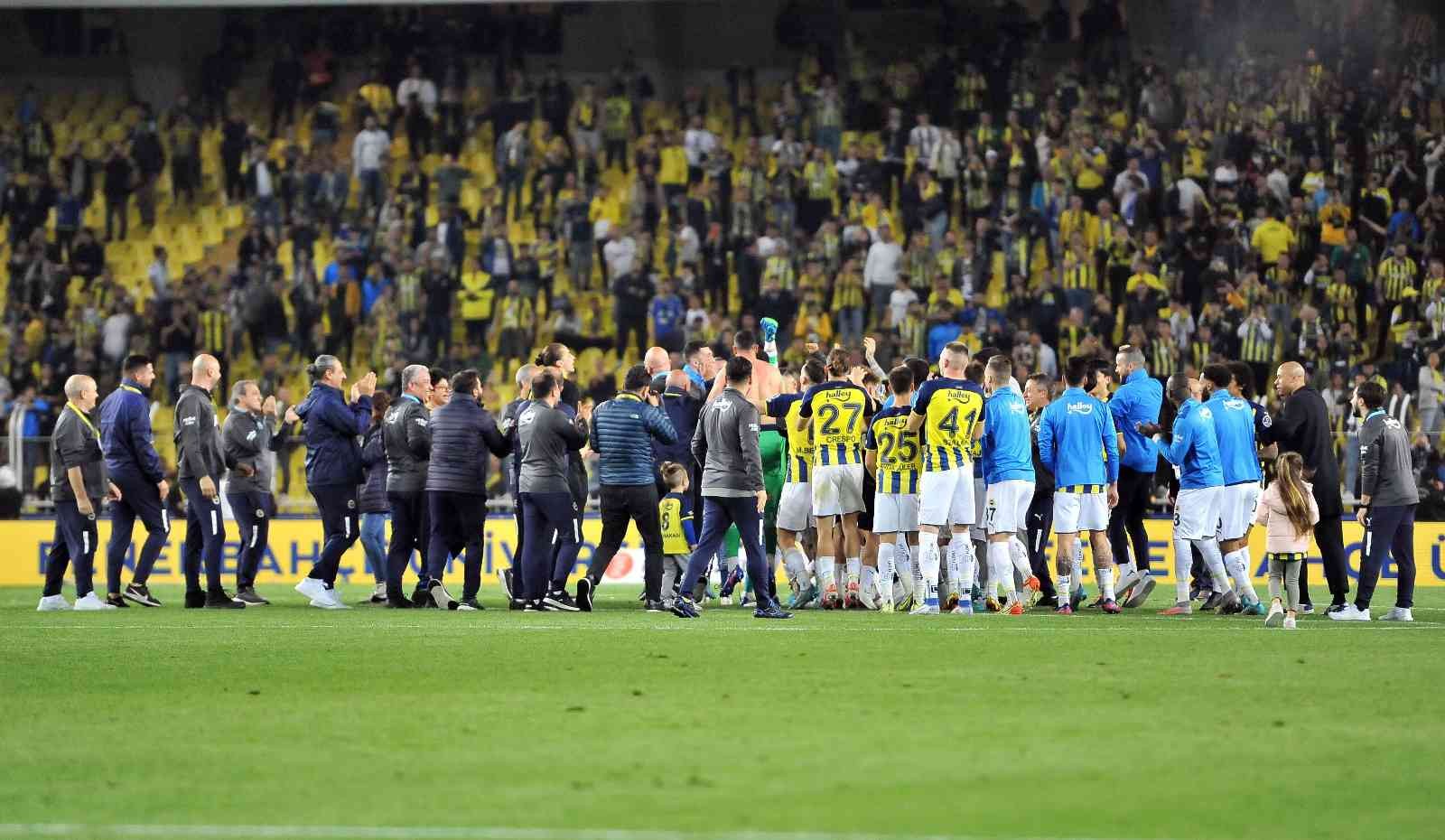 Spor Toto Süper Lig’in 32. haftasında Fenerbahçe, sahasında ezeli rakibi Galatasaray’ı konuk etti. Sarı-lacivertliler sahadan 2-0’lık galibiyetle ...