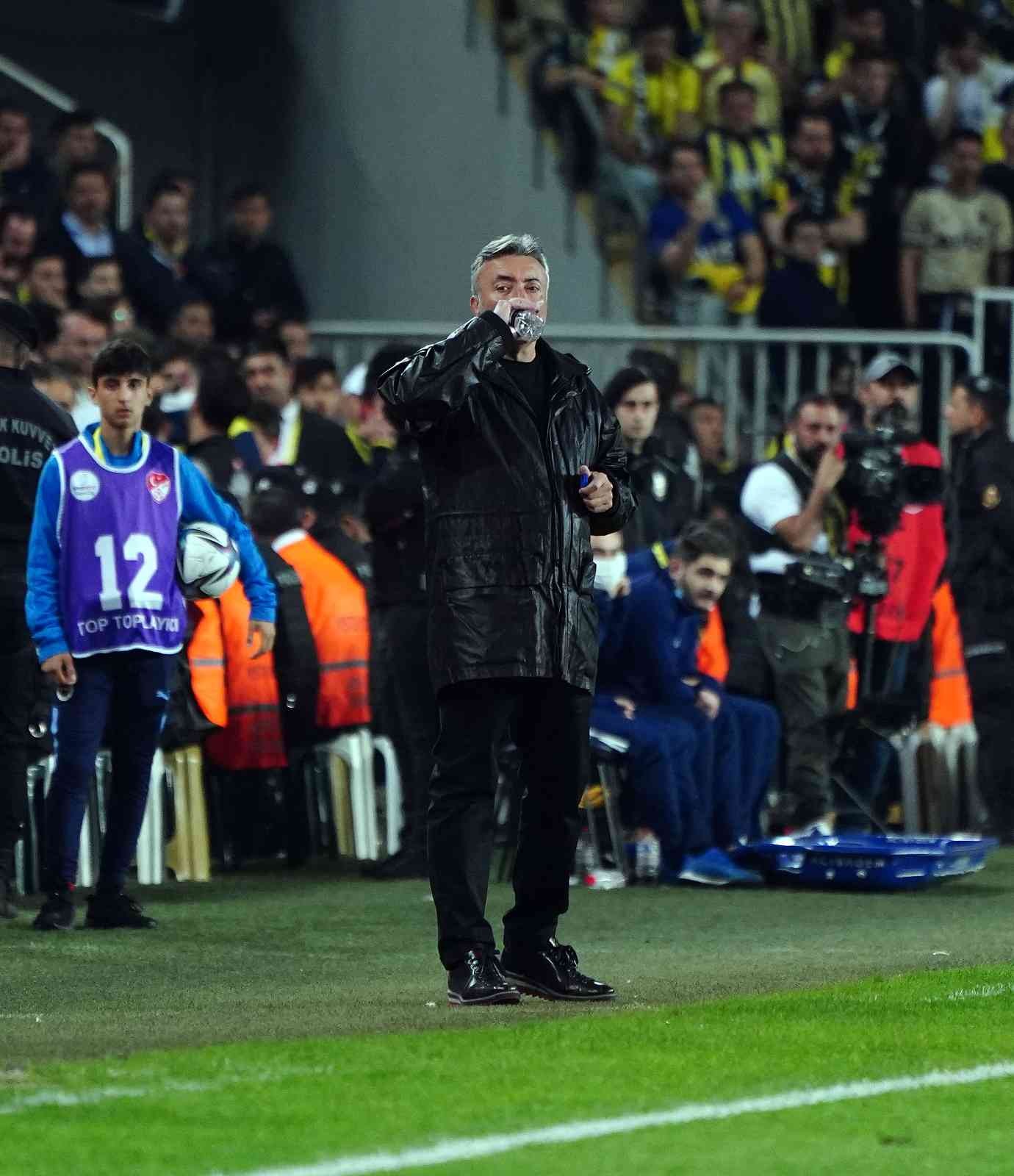 Spor Toto Süper Lig’in 32. haftasında Fenerbahçe, sahasında ezeli rakibi Galatasaray’ı konuk etti. Sarı-lacivertliler sahadan 2-0’lık galibiyetle ...