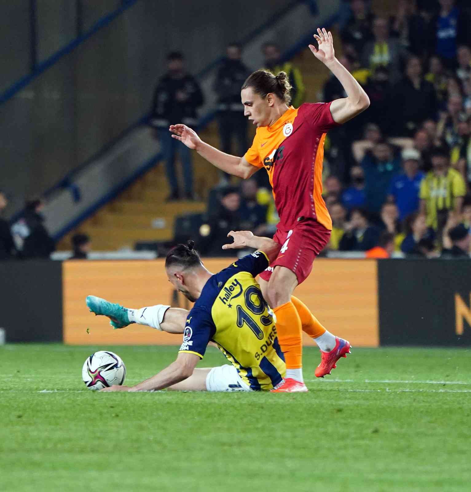 Spor Toto Süper Lig’in 32. haftasında Fenerbahçe, sahasında ezeli rakibi Galatasaray’ı konuk etti. Sarı-lacivertliler sahadan 2-0’lık galibiyetle ...