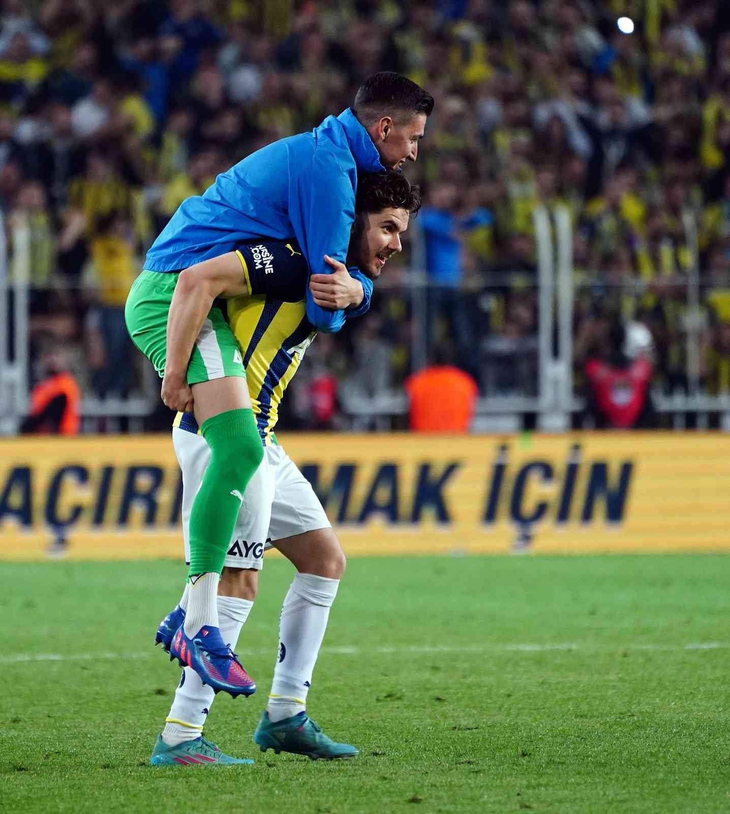Spor Toto Süper Lig’in 32. haftasında Fenerbahçe, sahasında ezeli rakibi Galatasaray’ı konuk etti. Sarı-lacivertliler sahadan 2-0’lık galibiyetle ...