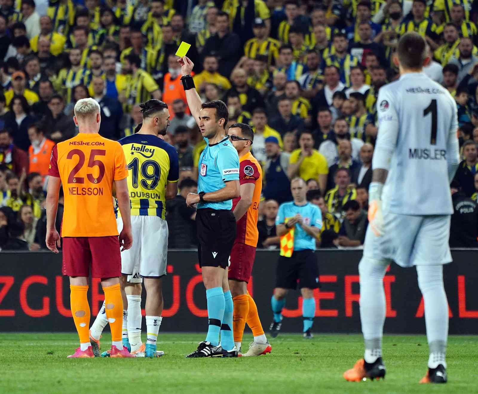 Spor Toto Süper Lig’in 32. haftasında Fenerbahçe, sahasında ezeli rakibi Galatasaray’ı konuk etti. Sarı-lacivertliler sahadan 2-0’lık galibiyetle ...