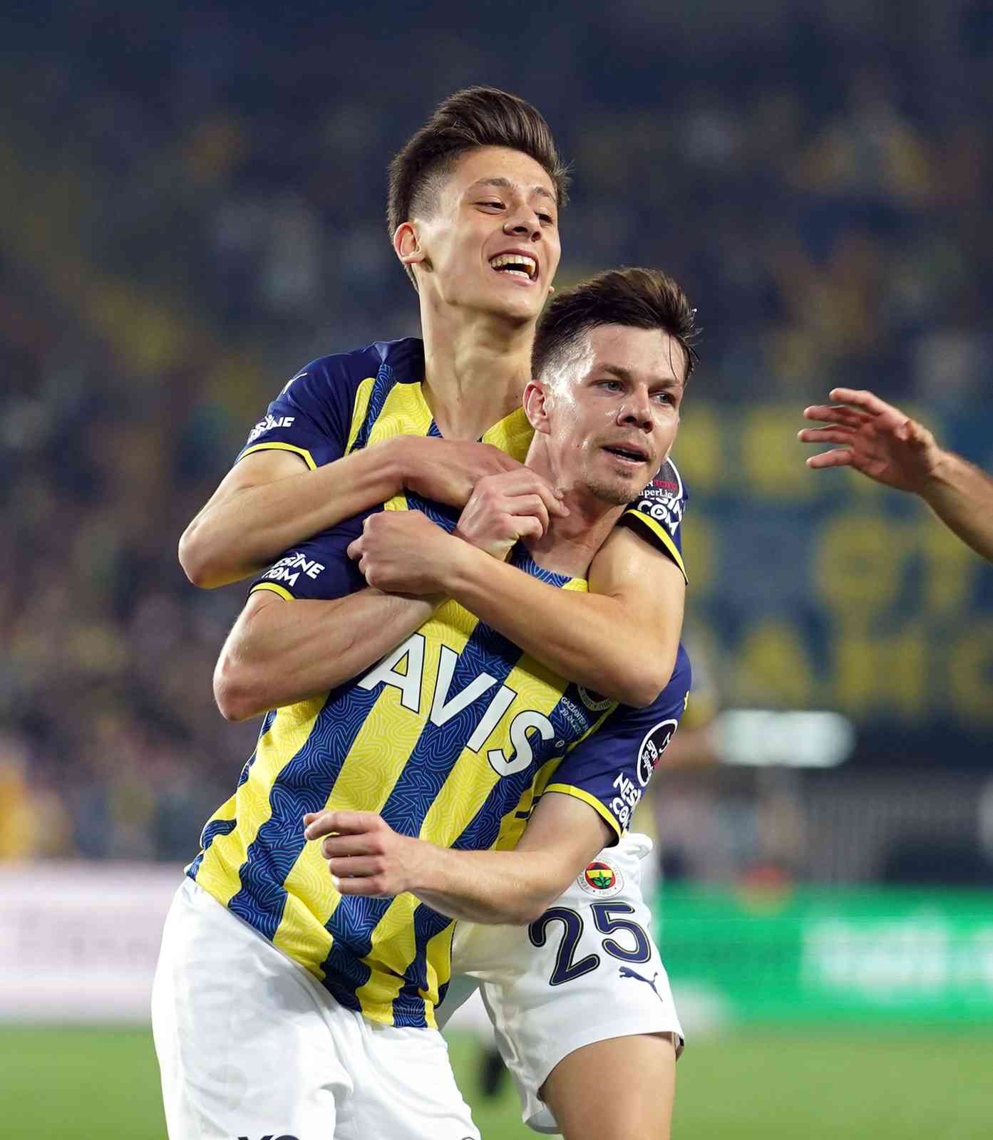 Spor Toto Süper Lig’in 35. haftasında Fenerbahçe, sahasında karşılaştığı Gaziantep FK’yı 3-2 mağlup etti. Maçtan dakikalar (İkinci yarı) 53 ...