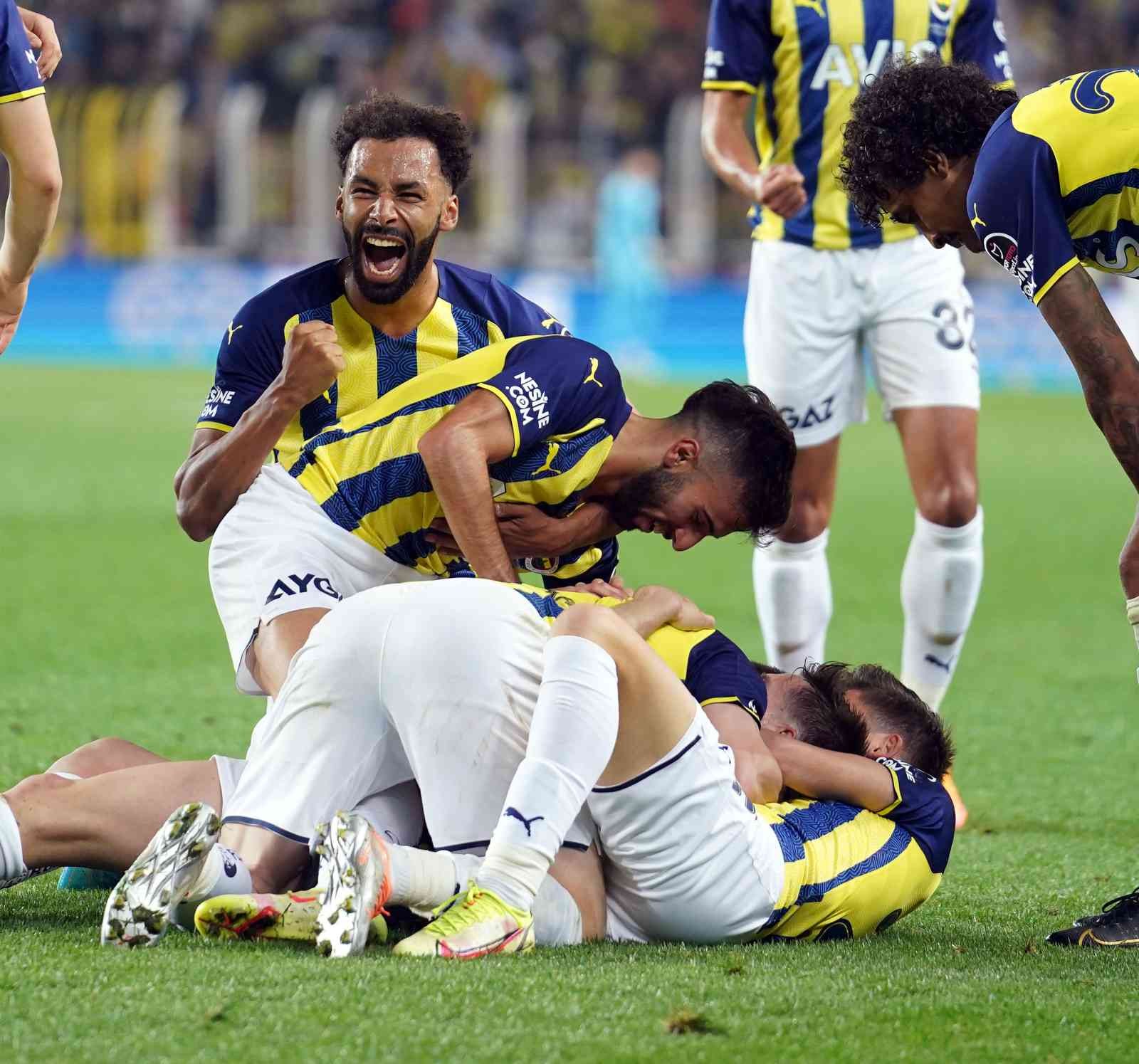 Spor Toto Süper Lig’in 35. haftasında Fenerbahçe, sahasında karşılaştığı Gaziantep FK’yı 3-2 mağlup etti. Maçtan dakikalar (İkinci yarı) 53 ...