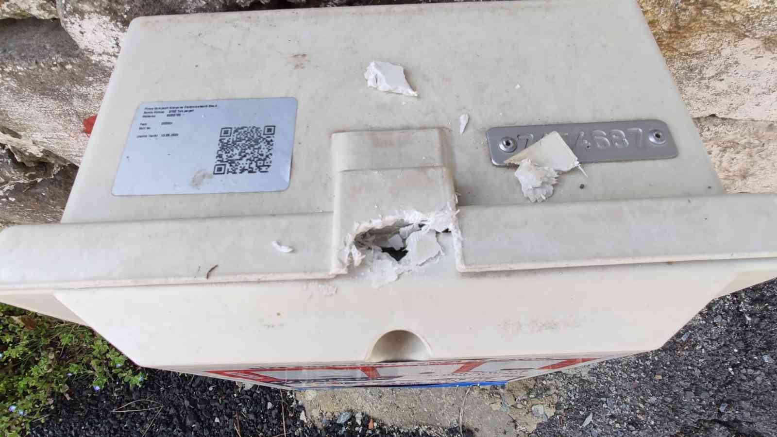 Sultangazi’de mahalleliyi şok eden hırsızlık Sultangazi’de yaklaşık 100 binanın doğalgaz kutularında bulunan bakır topraklama çubuklarını çalan zanlılar, mahalleliyi şok etti. Polis ...