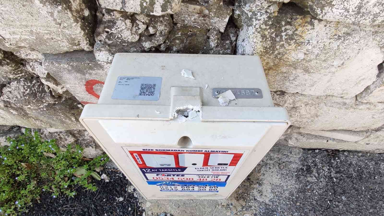 Sultangazi’de mahalleliyi şok eden hırsızlık Sultangazi’de yaklaşık 100 binanın doğalgaz kutularında bulunan bakır topraklama çubuklarını çalan zanlılar, mahalleliyi şok etti. Polis ...