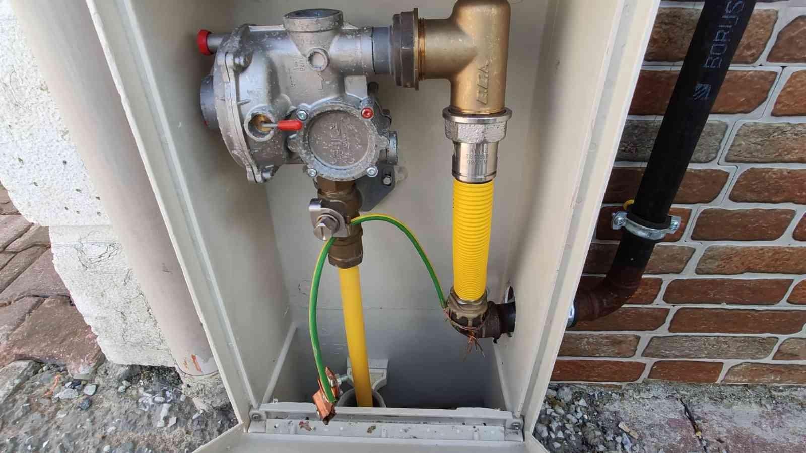 Sultangazi’de mahalleliyi şok eden hırsızlık Sultangazi’de yaklaşık 100 binanın doğalgaz kutularında bulunan bakır topraklama çubuklarını çalan zanlılar, mahalleliyi şok etti. Polis ...