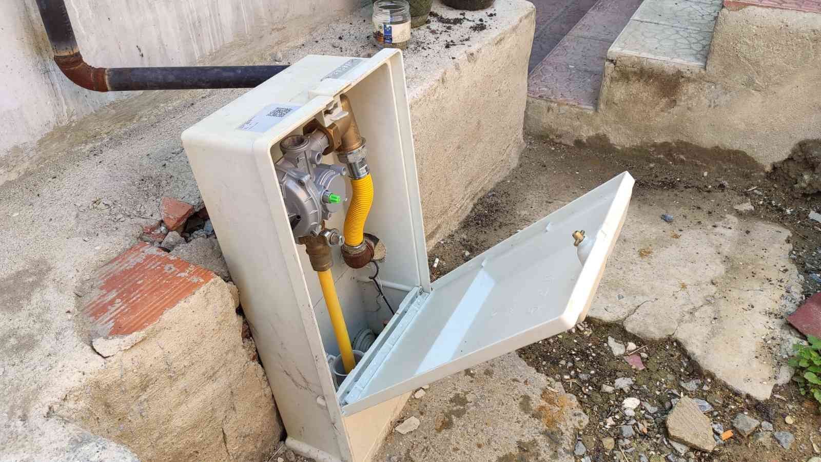 Sultangazi’de mahalleliyi şok eden hırsızlık Sultangazi’de yaklaşık 100 binanın doğalgaz kutularında bulunan bakır topraklama çubuklarını çalan zanlılar, mahalleliyi şok etti. Polis ...