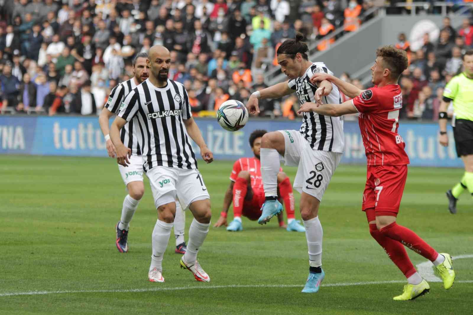 Süper Lig’de ateş hattı netleşiyor Süper Lig’de 31. hafta sonunda üst sıralarda rekabet artarken, küme düşme hattında yer alan takımların ise kayıpları sürüyor. Haftanın en golcü ...