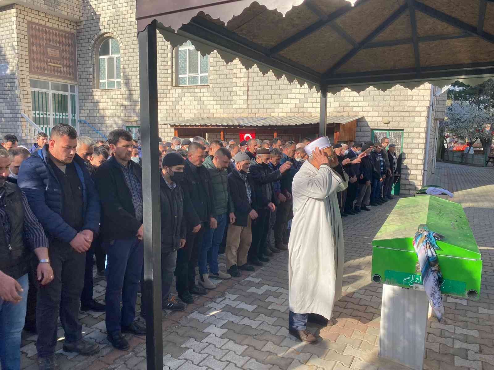 Balıkesir’in Susurluk ilçesinde bir evde ölü olarak bulunan anne Bilge A. (33) ile oğlu Muhammet A. (3) kılınan cenaze namazı sonrası son ...