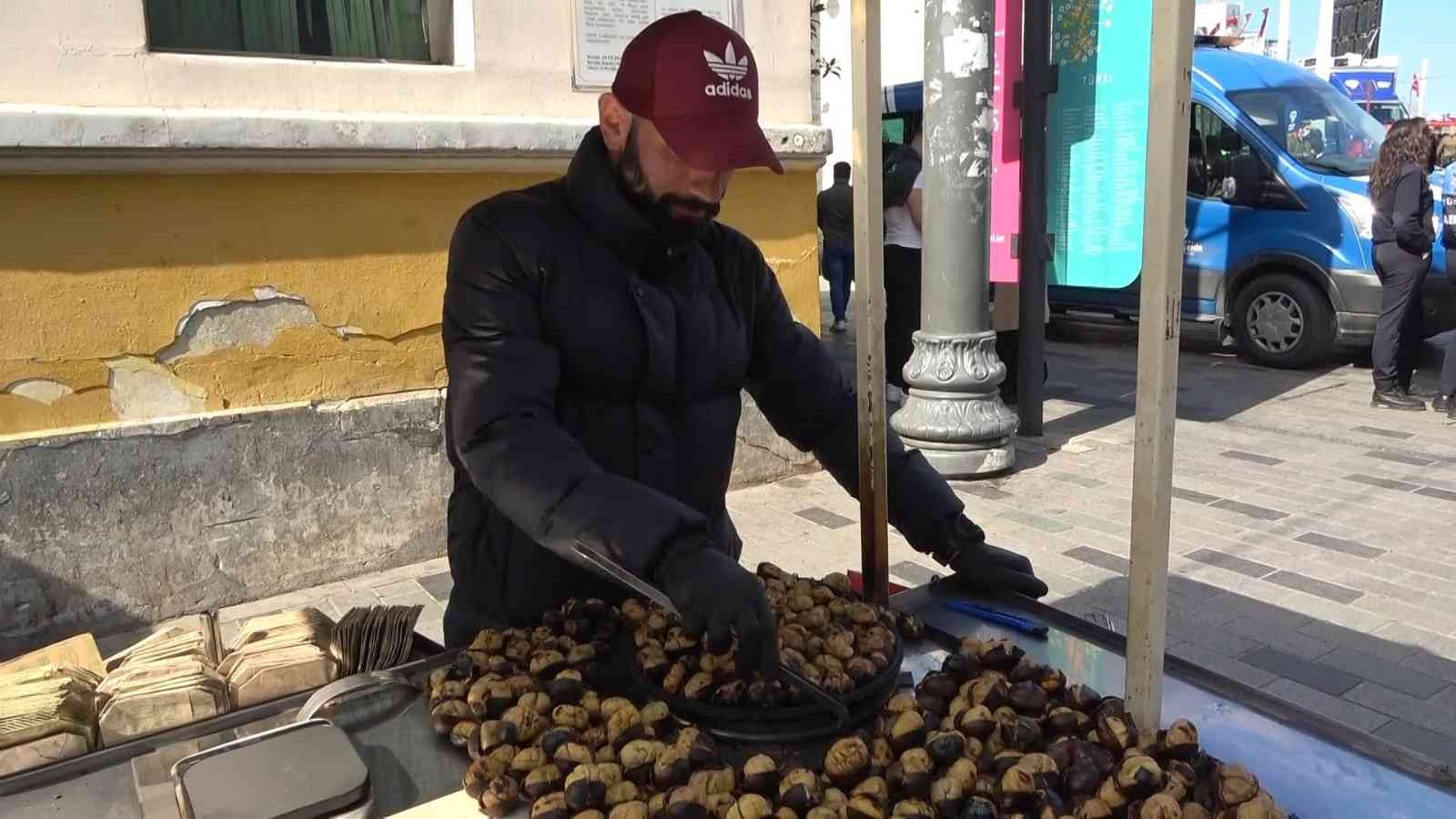 Taksim’de bir kestanecinin malzeme deposundan akü çalan hırsızlar güvenlik kamerasına yakalandı. Şüphelilerin rahat tavırları pes dedirtirken ...