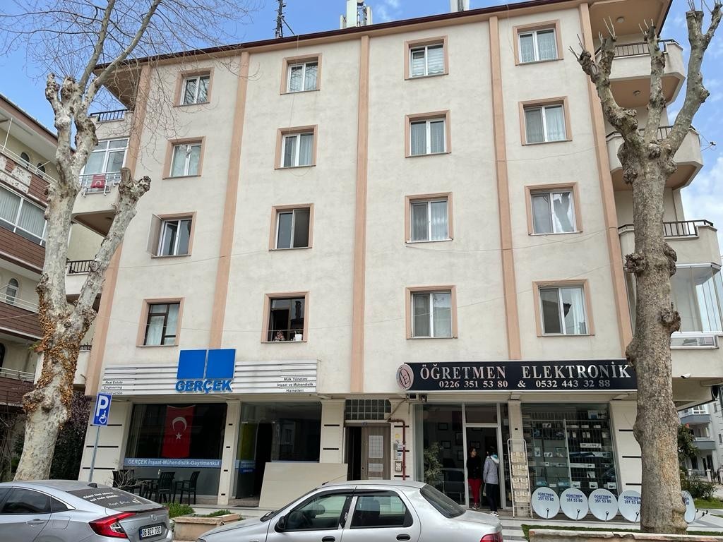 Tartıştığı arkadaşının boğazını cam parçasıyla keserek öldürdü Yalova’da tartıştığı arkadaşı tarafından boğazı cam parçasıyla kesilen 21 yaşındaki İbrahim Karakılıç, kaldırıldığı hastanede hayatını kaybetti ...