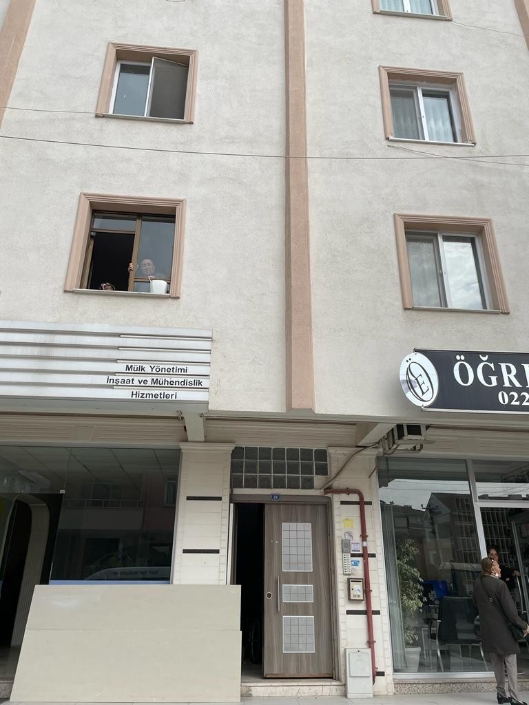 Tartıştığı arkadaşının boğazını cam parçasıyla keserek öldürdü Yalova’da tartıştığı arkadaşı tarafından boğazı cam parçasıyla kesilen 21 yaşındaki İbrahim Karakılıç, kaldırıldığı hastanede hayatını kaybetti ...