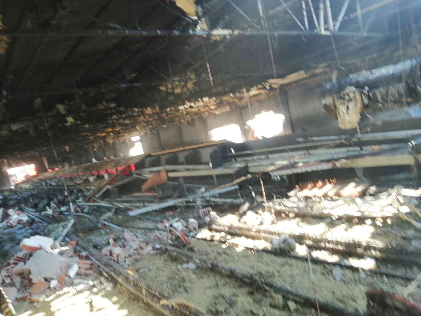 Tavuk çiftliğinde yangın Bursa’nın Karacabey ilçesinde tavuk çiftliğinde çıkan yangında 4 bin civarında tavuk telef oldu. Edinilen bilgiye göre; Karacabey-Balıkesir ...