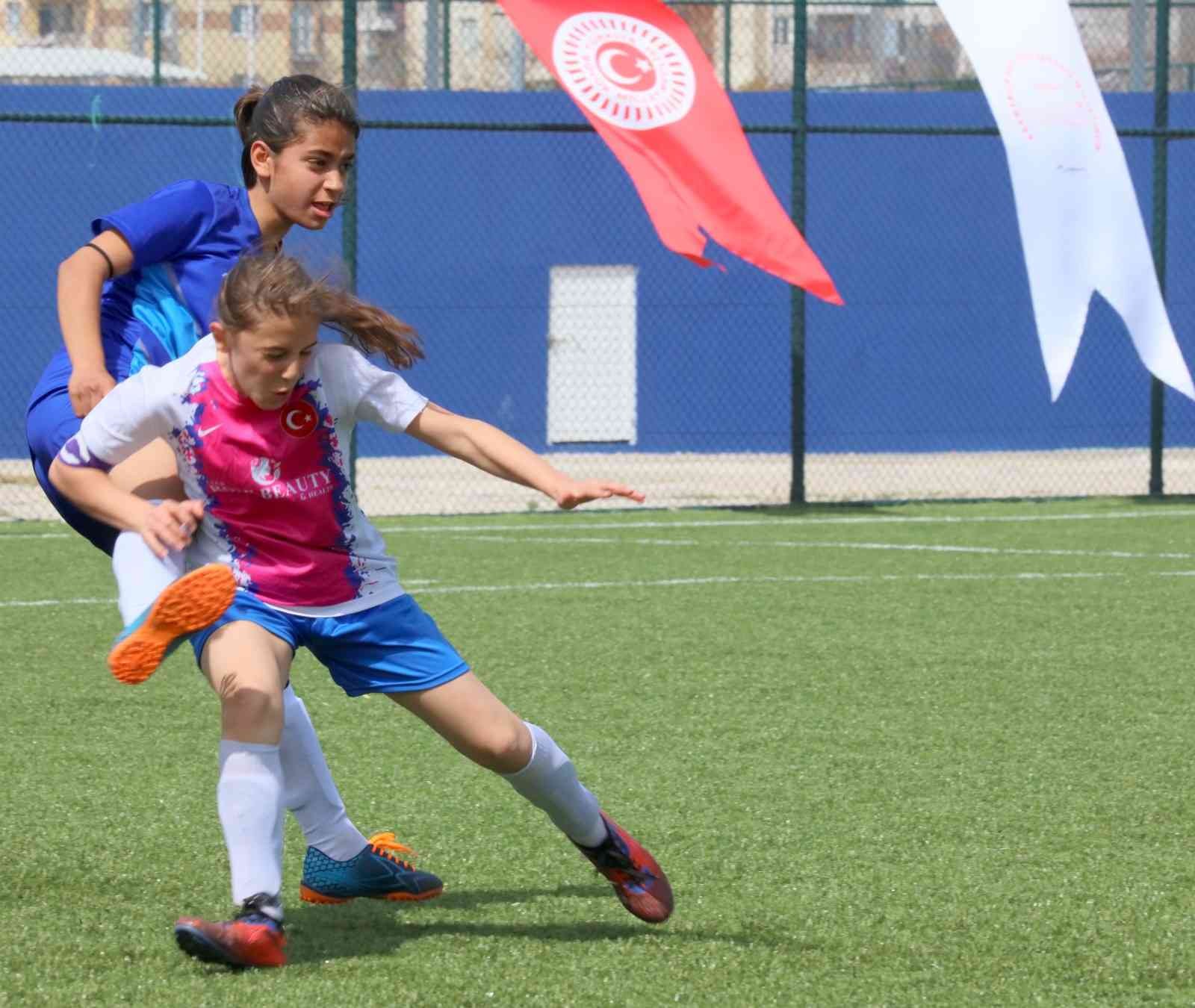 "TBMM 23 Nisan Futbol Turnuvası" Mahallede Maç Var Yarı Final müsabakaları tamamlandı Türkiye Büyük Millet Meclisi’nin öncülüğünde Gençlik ve Spor Bakanlığı iş birliğiyle düzenlenen “TBMM 23 Nisan Futbol Turnuvası” Mahallede Maç ...