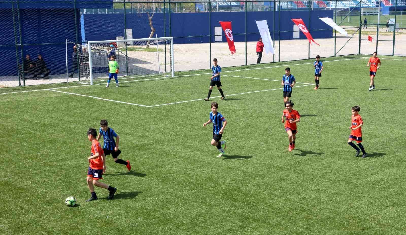 "TBMM 23 Nisan Futbol Turnuvası" Mahallede Maç Var Yarı Final müsabakaları tamamlandı Türkiye Büyük Millet Meclisi’nin öncülüğünde Gençlik ve Spor Bakanlığı iş birliğiyle düzenlenen “TBMM 23 Nisan Futbol Turnuvası” Mahallede Maç ...