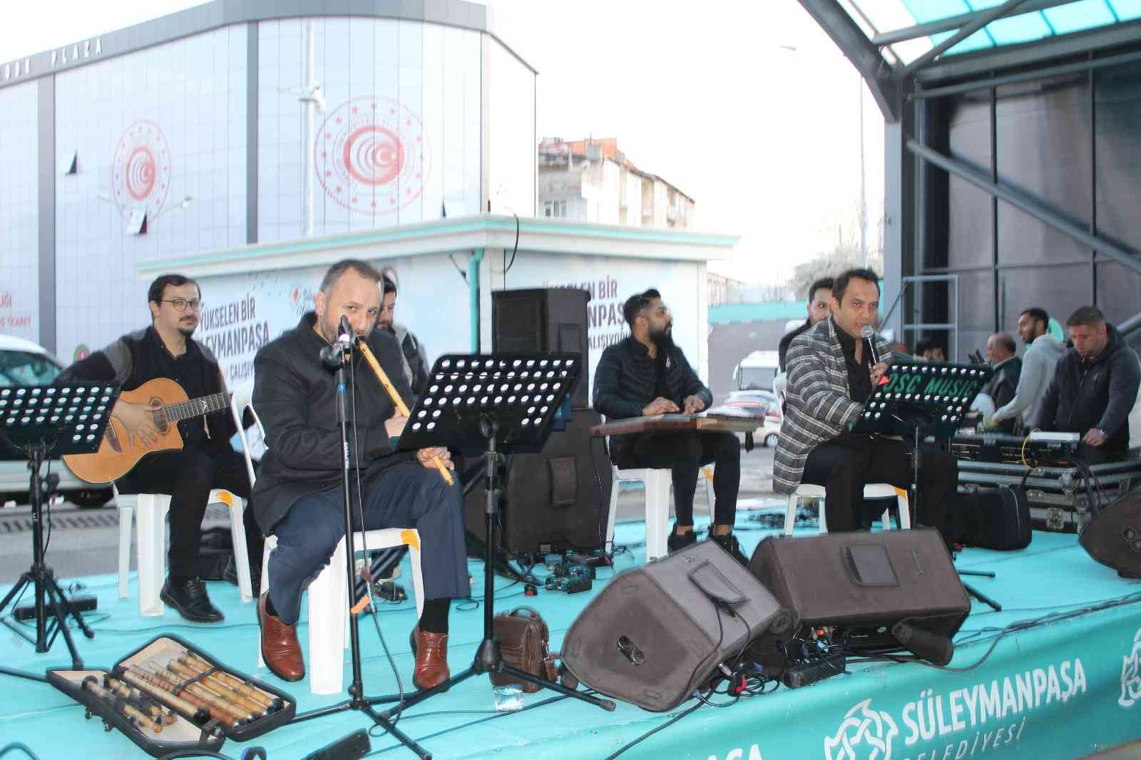 Tekirdağ’da 3 bin 500 kişilik ‘Gönül Sofrası’ kuruldu Tekirdağ’da Süleymanpaşa Belediyesi tarafından düzenlenen iftar programı ile 3 bin 500 kişi Ramazan aynının ilk iftarında birlikte orucunu açtı ...