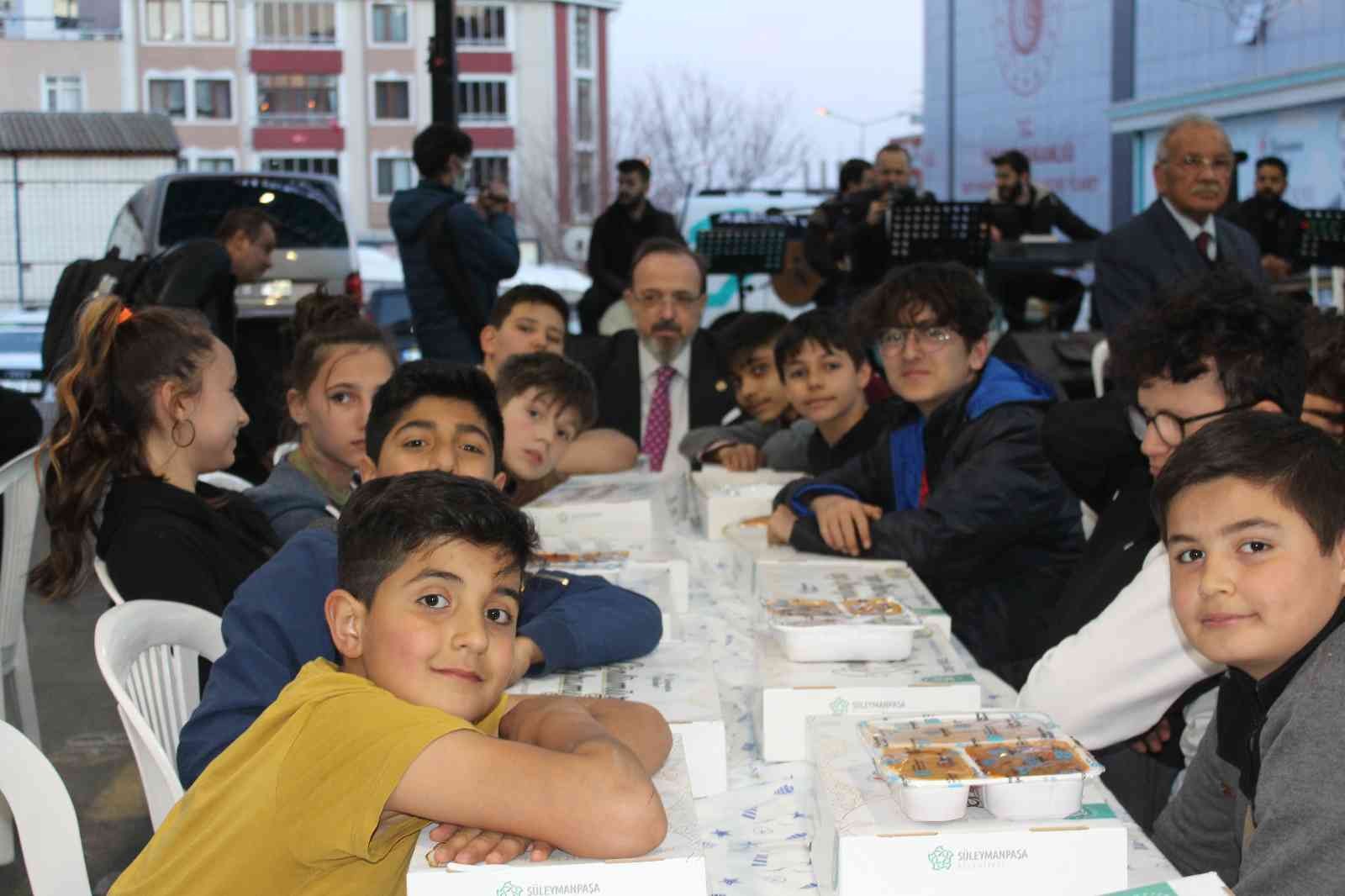 Tekirdağ’da 3 bin 500 kişilik ‘Gönül Sofrası’ kuruldu Tekirdağ’da Süleymanpaşa Belediyesi tarafından düzenlenen iftar programı ile 3 bin 500 kişi Ramazan aynının ilk iftarında birlikte orucunu açtı ...