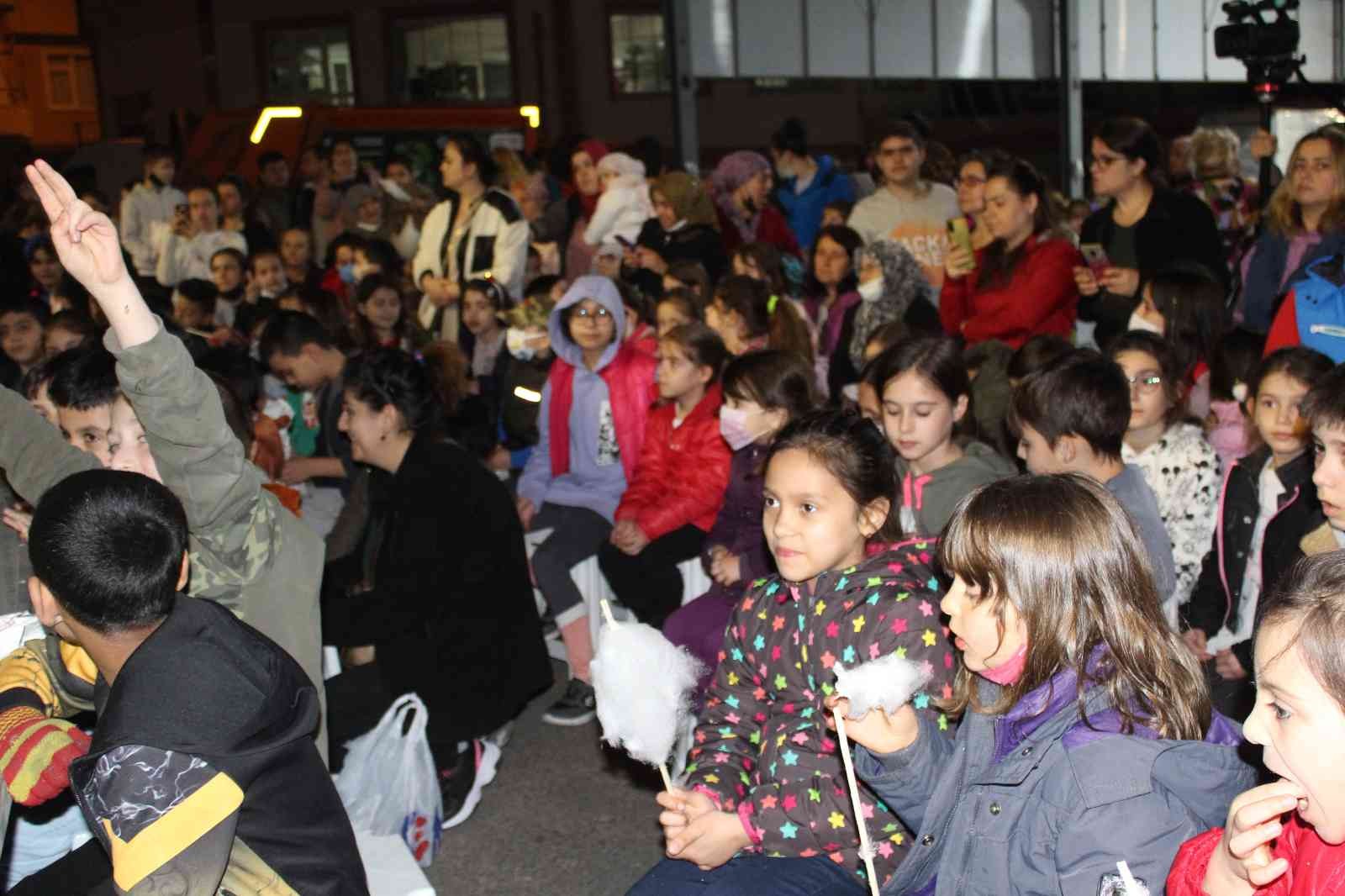 Tekirdağ’da 3 bin 500 kişilik ‘Gönül Sofrası’ kuruldu Tekirdağ’da Süleymanpaşa Belediyesi tarafından düzenlenen iftar programı ile 3 bin 500 kişi Ramazan aynının ilk iftarında birlikte orucunu açtı ...