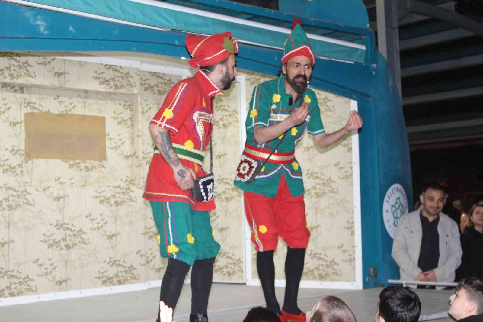 Tekirdağ’da 3 bin 500 kişilik ‘Gönül Sofrası’ kuruldu Tekirdağ’da Süleymanpaşa Belediyesi tarafından düzenlenen iftar programı ile 3 bin 500 kişi Ramazan aynının ilk iftarında birlikte orucunu açtı ...