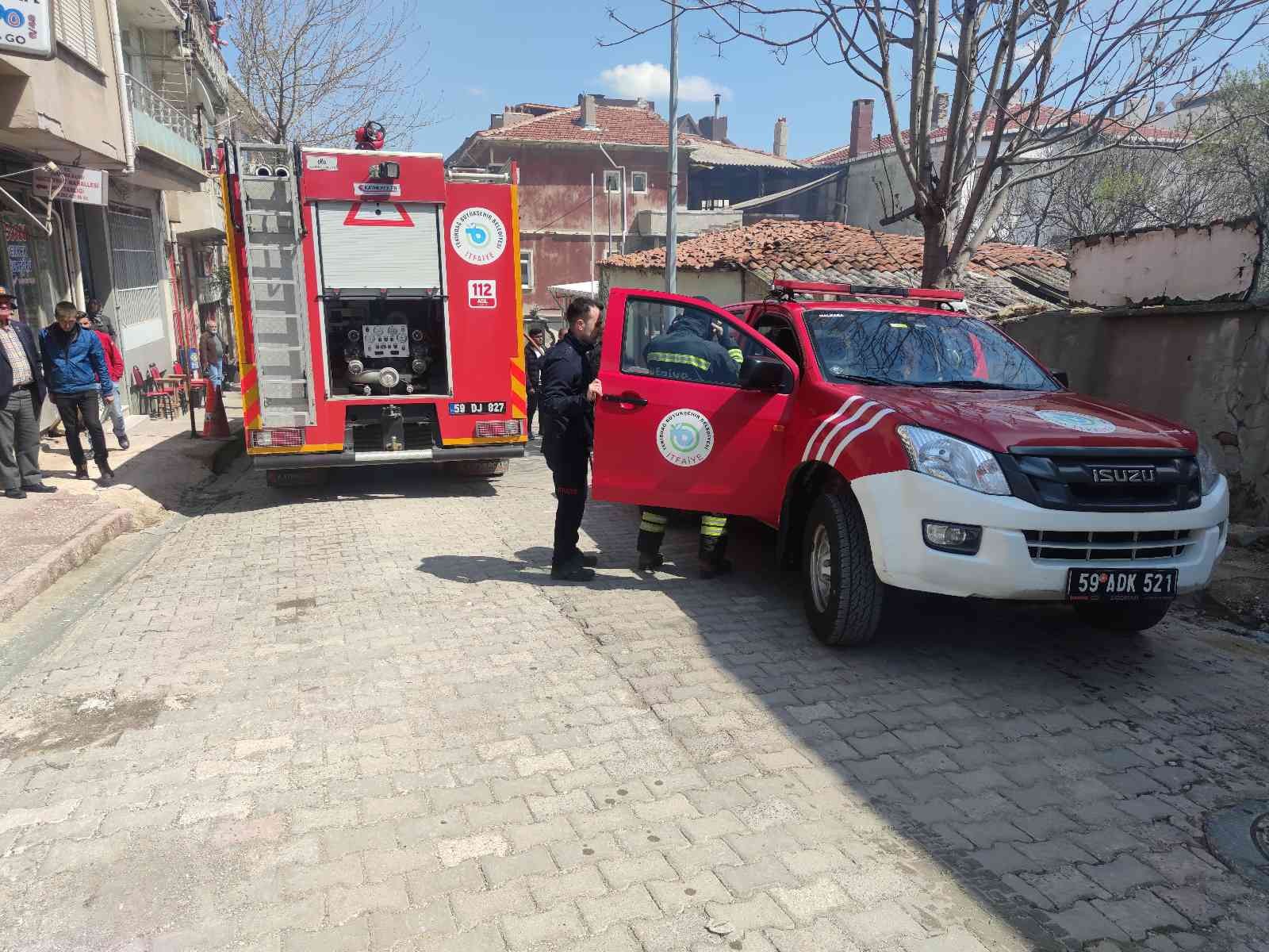 Tekirdağ’da iki katlı evde yangın çıktı Tekirdağ’ın Malkara ilçesinde bulunan iki katlı evin birinci katında yangın çıktı. Şans eseri yangında yaralanan ve ölen olmadı. Olay, Hacıevhat ...