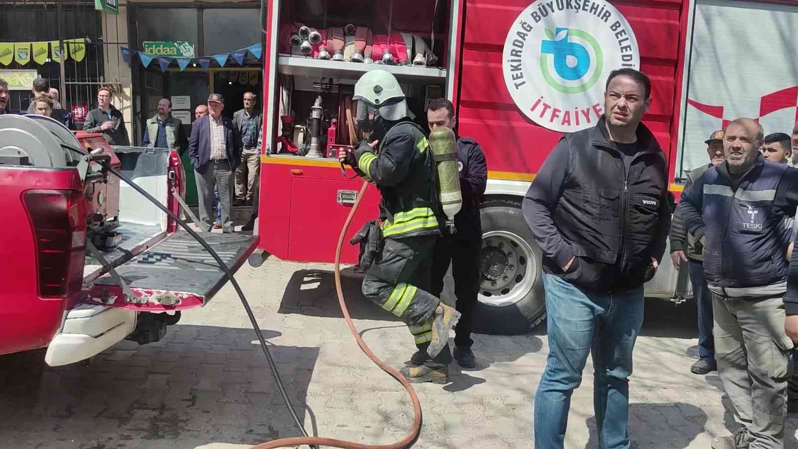 Tekirdağ’da iki katlı evde yangın çıktı Tekirdağ’ın Malkara ilçesinde bulunan iki katlı evin birinci katında yangın çıktı. Şans eseri yangında yaralanan ve ölen olmadı. Olay, Hacıevhat ...