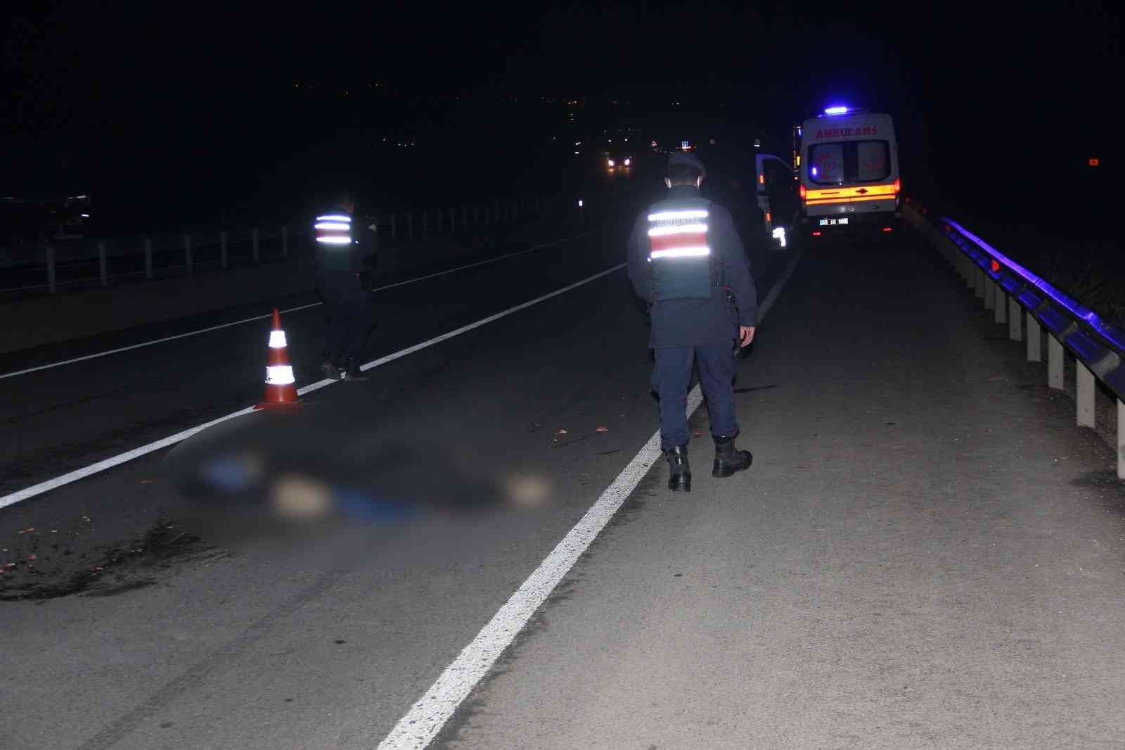 Tekirdağ’da karayolunda yürüyen yayaya tır çarptı, şahıs hayatını kaybetti Tekirdağ’ın Malkara ilçesinde karayolunda gece saatlerinde yayan ilerleyen kimliği belirsiz bir kişi tırın altında kaldı. Tırın altında kalan ...