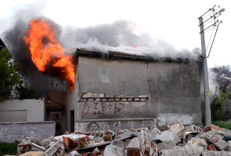 Tekirdağ’da korkutan yangın: Metruk ev alev topuna döndü Tekirdağ Çorlu’da madde bağımlılarının yaktığı iddia edilen ahşap kaplı metruk evin alev topuna döndüğü anlar, bölgede haber çalışmasına çıktığı ...