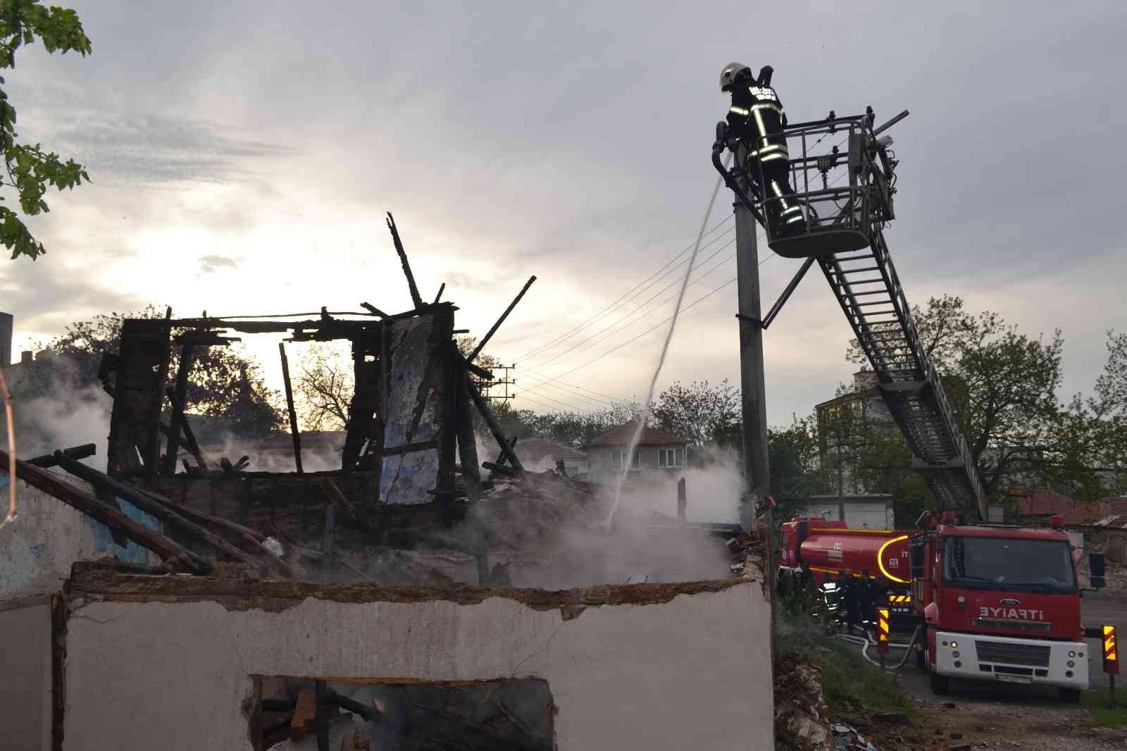 Tekirdağ’da korkutan yangın: Metruk ev alev topuna döndü Tekirdağ Çorlu’da madde bağımlılarının yaktığı iddia edilen ahşap kaplı metruk evin alev topuna döndüğü anlar, bölgede haber çalışmasına çıktığı ...