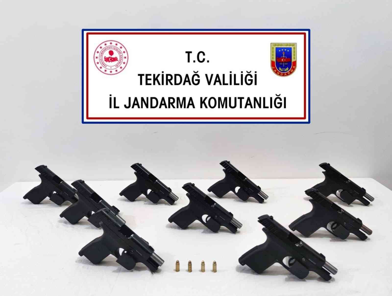 Tekirdağ’da ruhsatsız tabancalar ele geçirildi Tekirdağ’ın Saray ilçesinde jandarmanın düzenlediği operasyonda ruhsatsız 9 adet tabanca ele geçirildi, 4 şüpheli gözaltına alındı. Edinilen ...