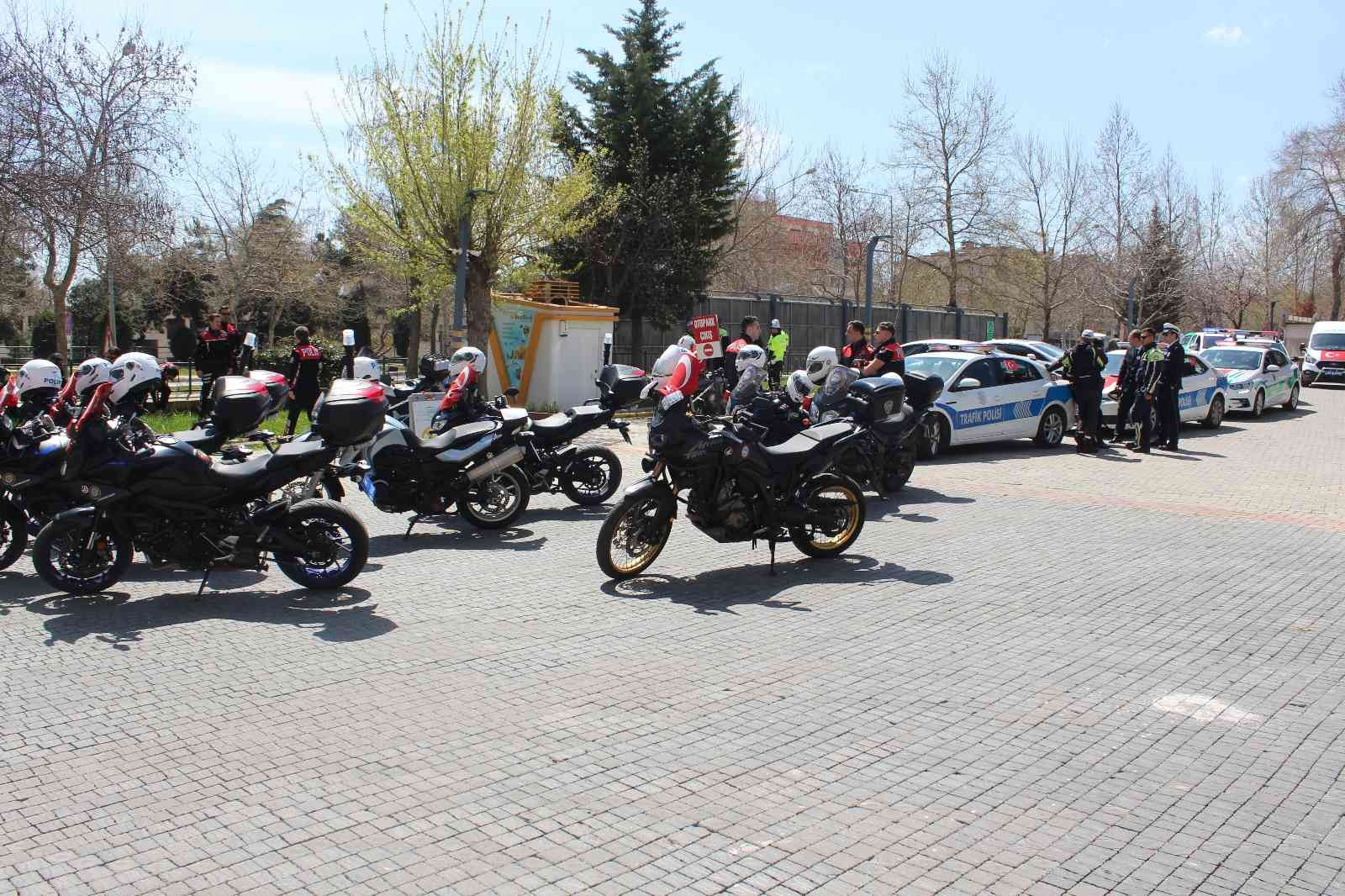 Tekirdağ’da siren sesleri: Dosta güven düşmana korku Tekirdağ’da ‘Polis Haftası’ sebebiyle Tekirdağ İl Emniyet Müdürlüğü tarafından konvoy düzenlendi. Emniyet emrinde yer alan araçlarla şehir turu ...