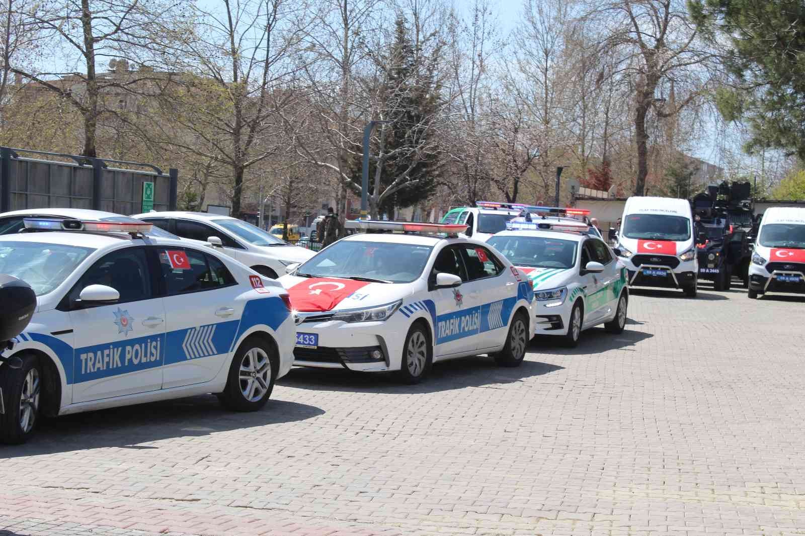 Tekirdağ’da siren sesleri: Dosta güven düşmana korku Tekirdağ’da ‘Polis Haftası’ sebebiyle Tekirdağ İl Emniyet Müdürlüğü tarafından konvoy düzenlendi. Emniyet emrinde yer alan araçlarla şehir turu ...