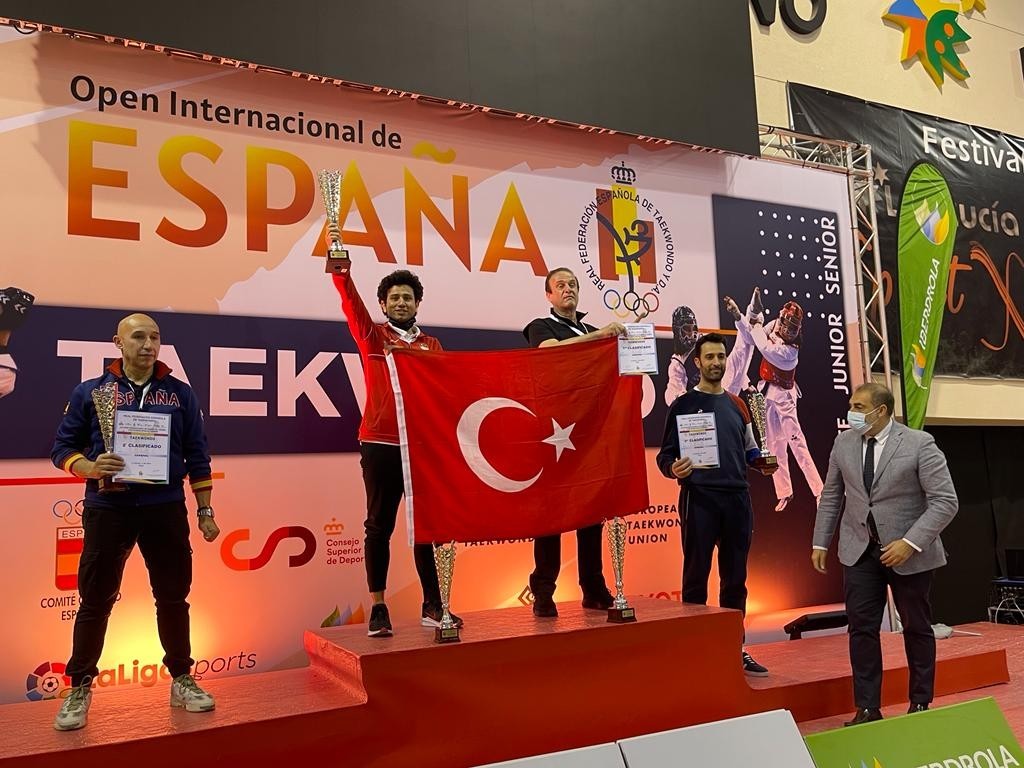 Tekvando Milli Takımı, İspanya’dan 14 madalya ile dönüyor! Türkiye Tekvando Milli Takımı, İspanya Açık Tekvando Turnuvası’nda 7’si altın 14 madalya kazandı. İspanya’nın Alicante şehrinde düzenlenen ...