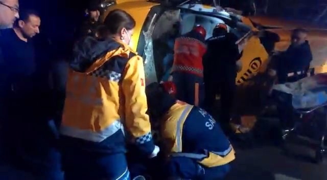 TEM’de feci kaza, otomobille çarpışan minibüs metrelerce sürüklendi: 7 yaralı TEM Otoyolu Sakarya geçişinde minibüs ile otomobilin çarpışması neticesinde meydana gelen trafik kazasında 7 kişi yaralandı. Kazada yaklaşık 50 ...