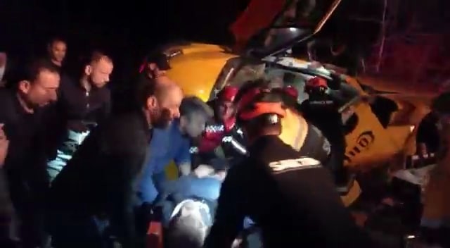 TEM’de feci kaza, otomobille çarpışan minibüs metrelerce sürüklendi: 7 yaralı TEM Otoyolu Sakarya geçişinde minibüs ile otomobilin çarpışması neticesinde meydana gelen trafik kazasında 7 kişi yaralandı. Kazada yaklaşık 50 ...