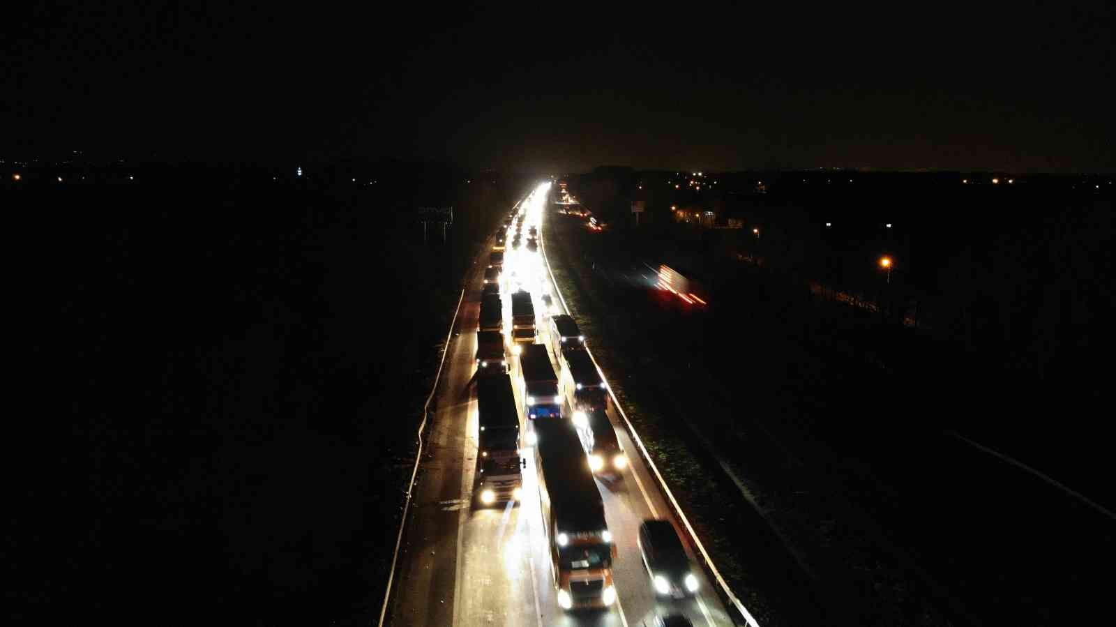 TEM’de feci kaza, otomobille çarpışan minibüs metrelerce sürüklendi: 7 yaralı TEM Otoyolu Sakarya geçişinde minibüs ile otomobilin çarpışması neticesinde meydana gelen trafik kazasında 7 kişi yaralandı. Kazada yaklaşık 50 ...