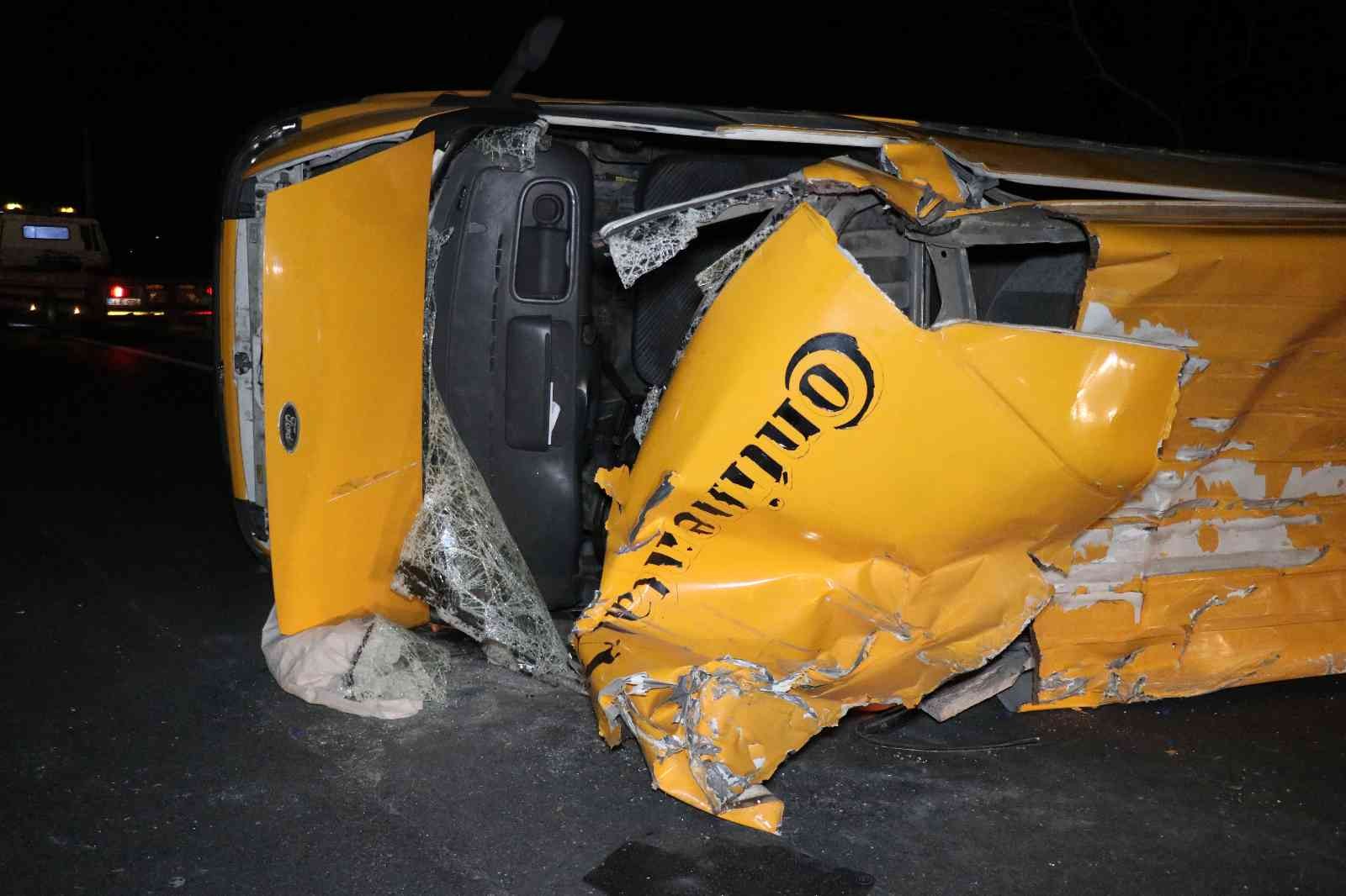 TEM’de feci kaza, otomobille çarpışan minibüs metrelerce sürüklendi: 7 yaralı TEM Otoyolu Sakarya geçişinde minibüs ile otomobilin çarpışması neticesinde meydana gelen trafik kazasında 7 kişi yaralandı. Kazada yaklaşık 50 ...