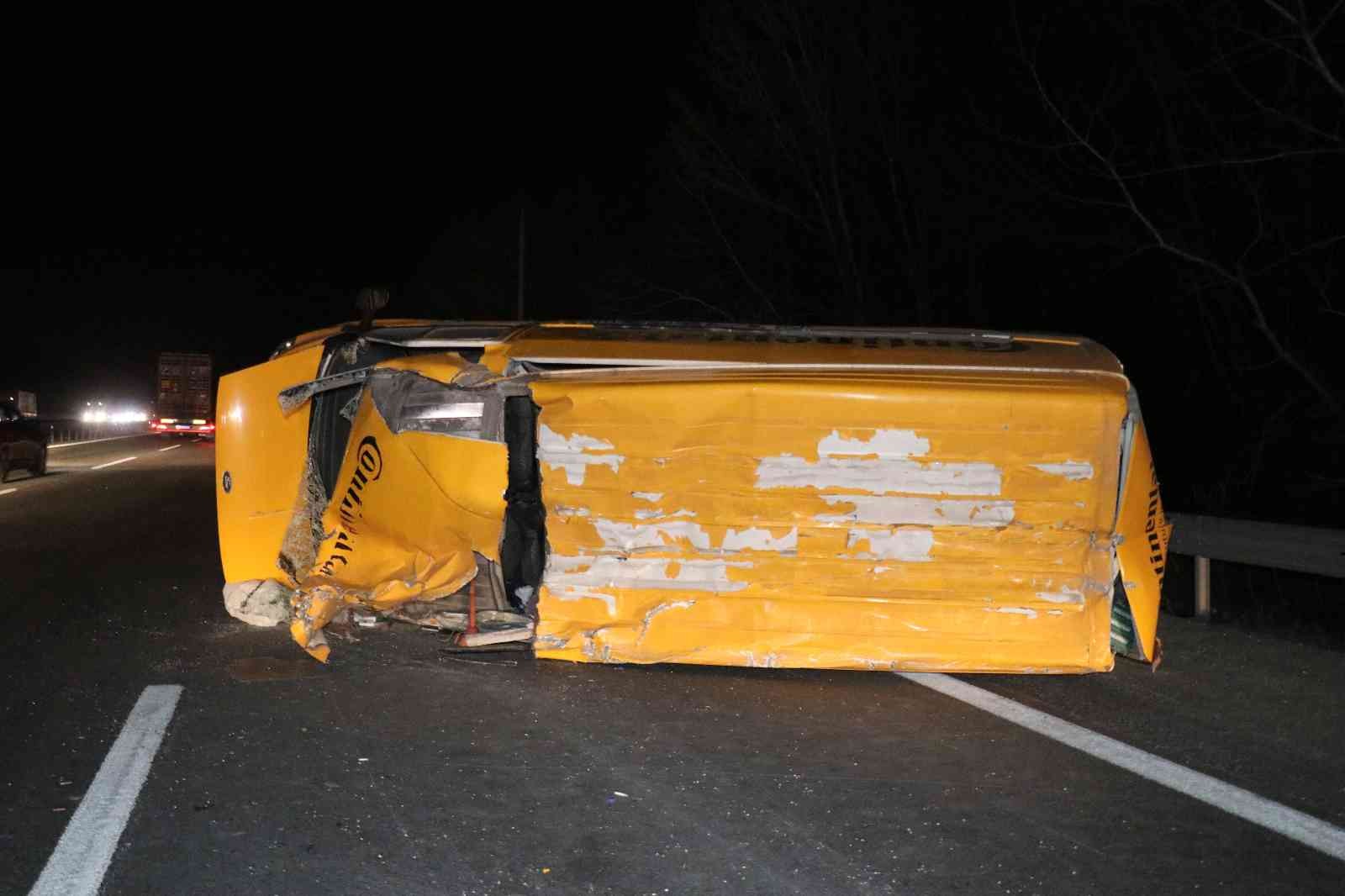 TEM’de feci kaza, otomobille çarpışan minibüs metrelerce sürüklendi: 7 yaralı TEM Otoyolu Sakarya geçişinde minibüs ile otomobilin çarpışması neticesinde meydana gelen trafik kazasında 7 kişi yaralandı. Kazada yaklaşık 50 ...