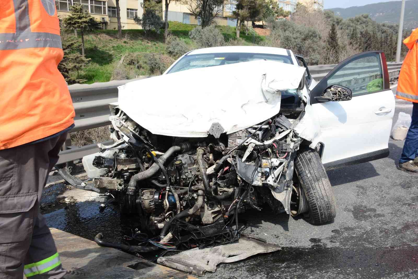 Kocaeli TEM Otoyolu’nda otomobilin bariyerlerle çarpması neticesinde meydana gelen kazada 1’i bebek 2 kişi yaralandı. Kaza, Körfez ilçesi TEM ...
