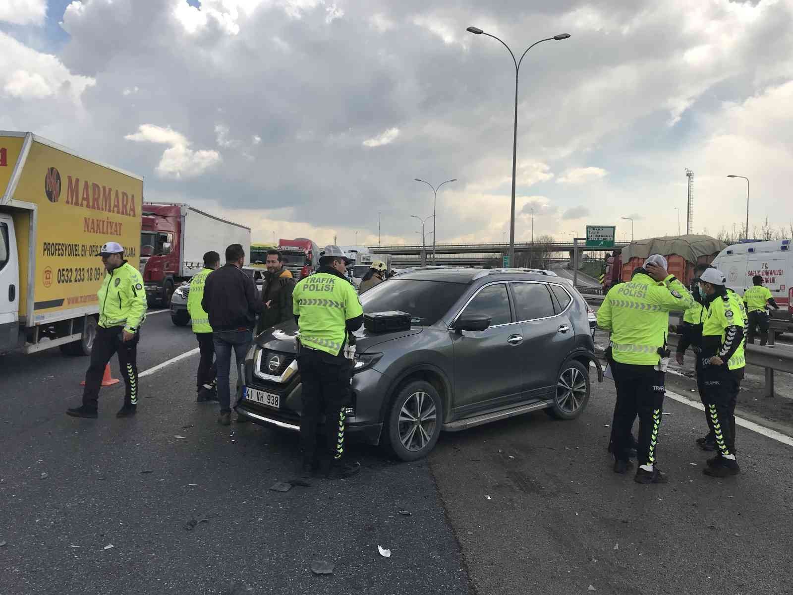 Tuzla’da TEM otoyolunda çarpışan iki aracın sürücüsü araçlarından indikleri esnada, arkadan gelen bir minibüs kazaya karışan araçlara çarptı ...